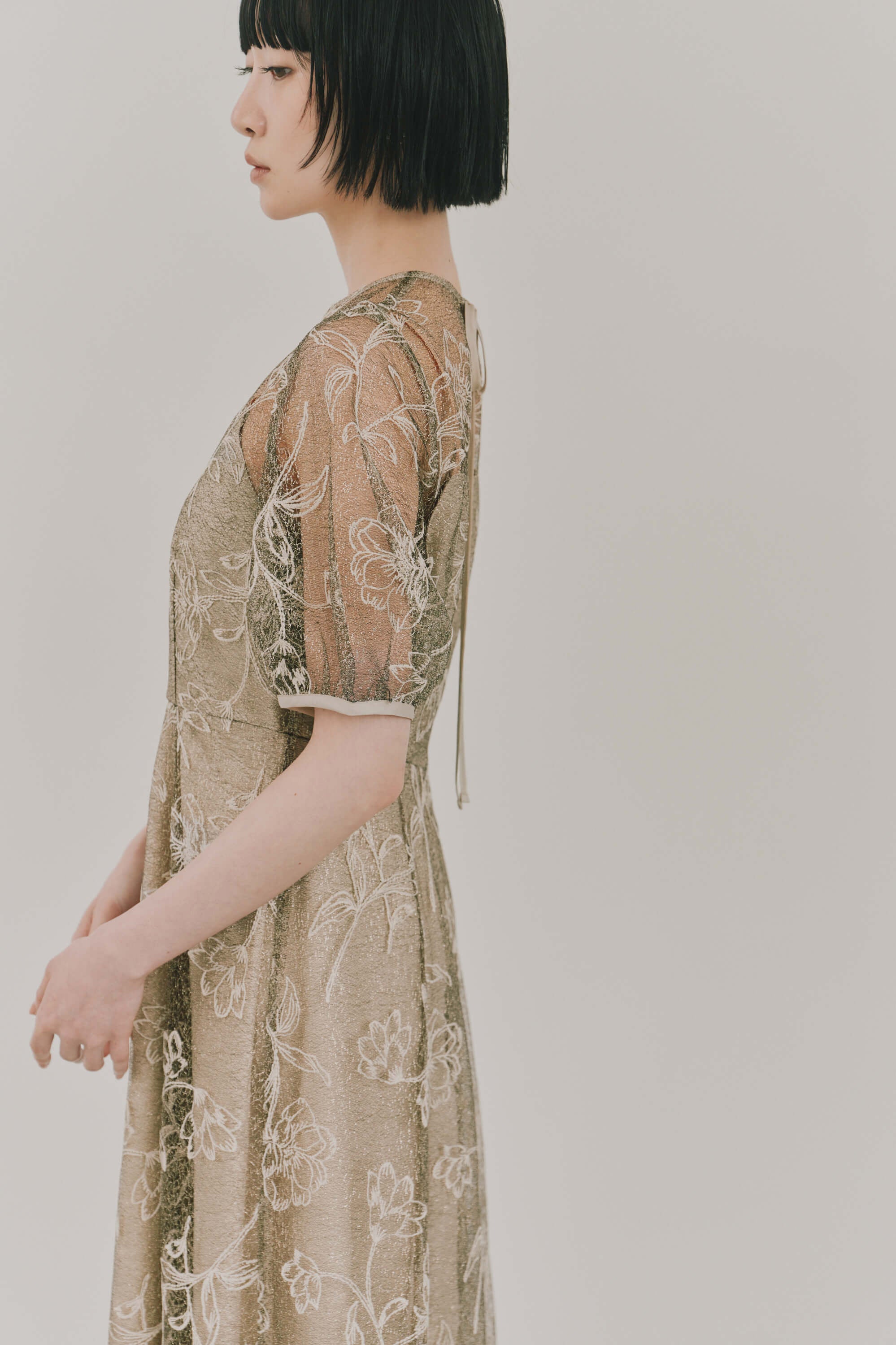 kaene ラインフラワーランダムヘムドレス / 101189 結婚式用ドレス beige | モデル身長161cm 着用サイズS(36) ※beige着用