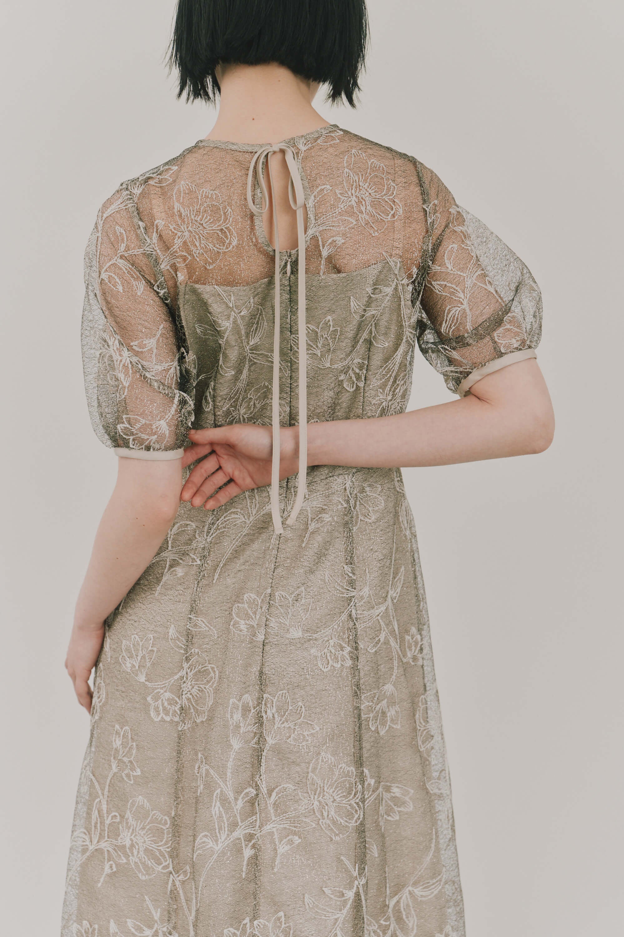 kaene ラインフラワーランダムヘムドレス / 101189 結婚式用ドレス beige | モデル身長161cm 着用サイズS(36) ※beige着用