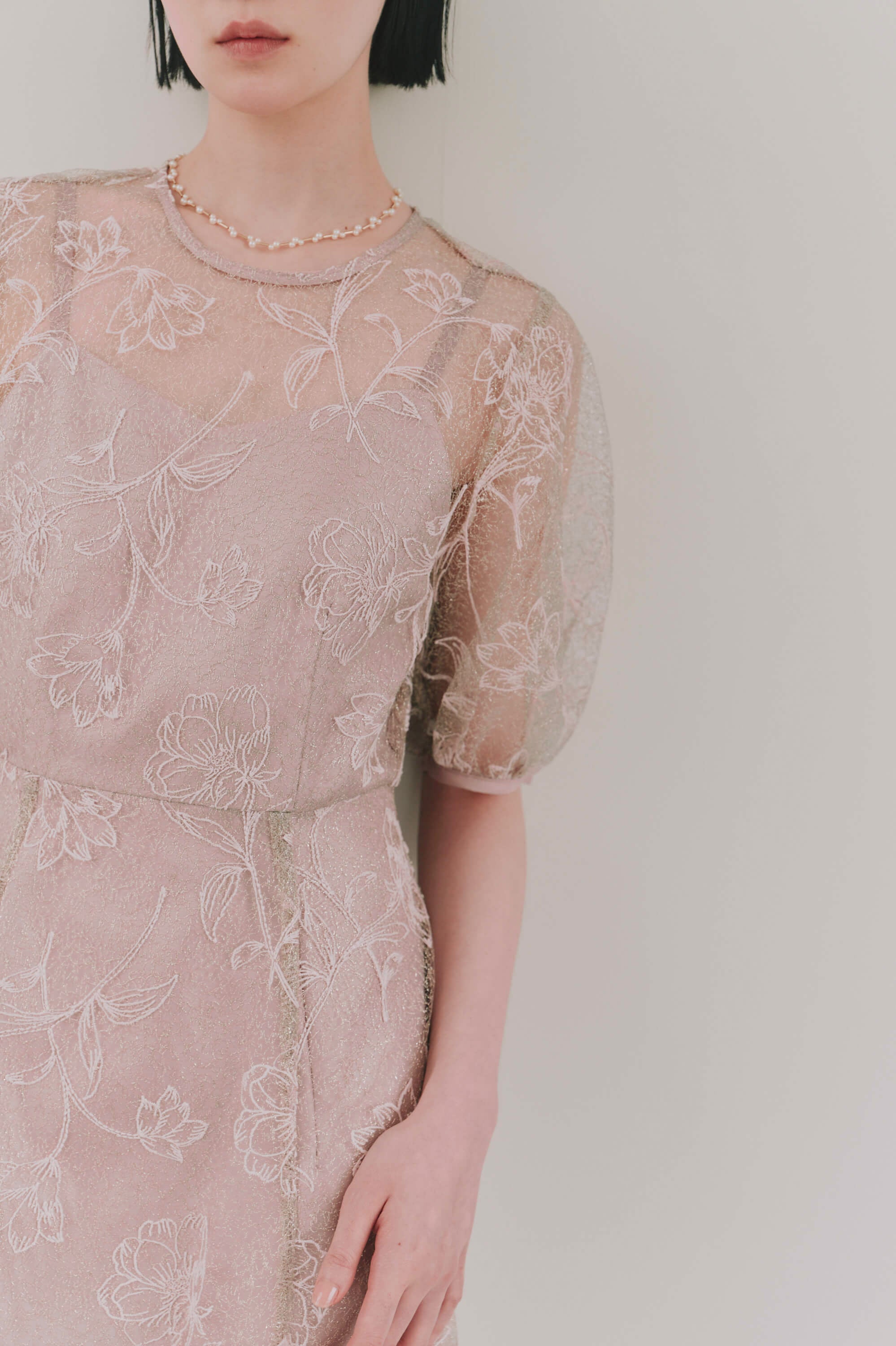 kaene ラインフラワーランダムヘムドレス / 101189 結婚式用ドレス pink | モデル身長161cm 着用サイズM(38)