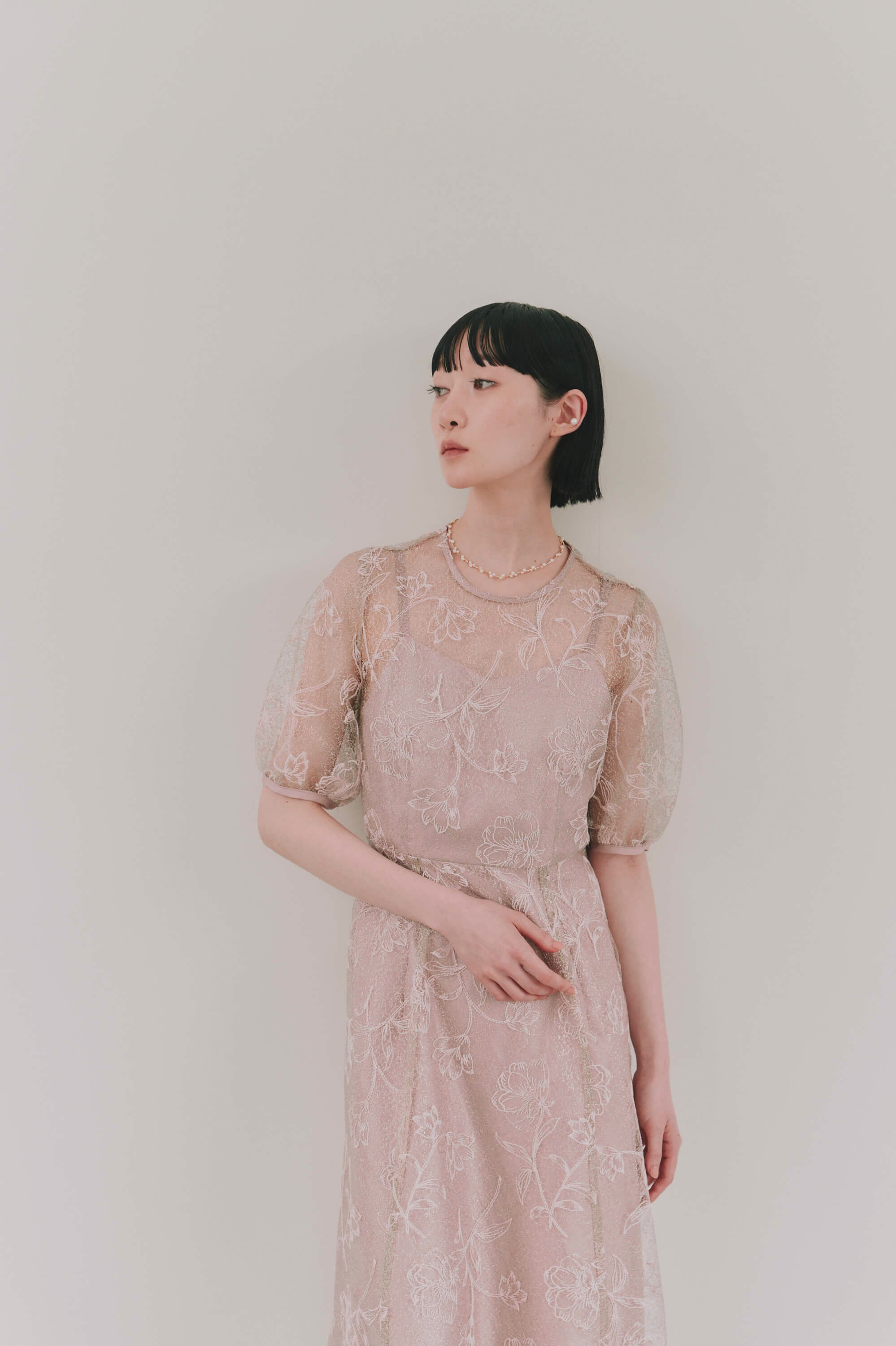 kaene ラインフラワーランダムヘムドレス / 101189 結婚式用ドレス pink | モデル身長161cm 着用サイズM(38)