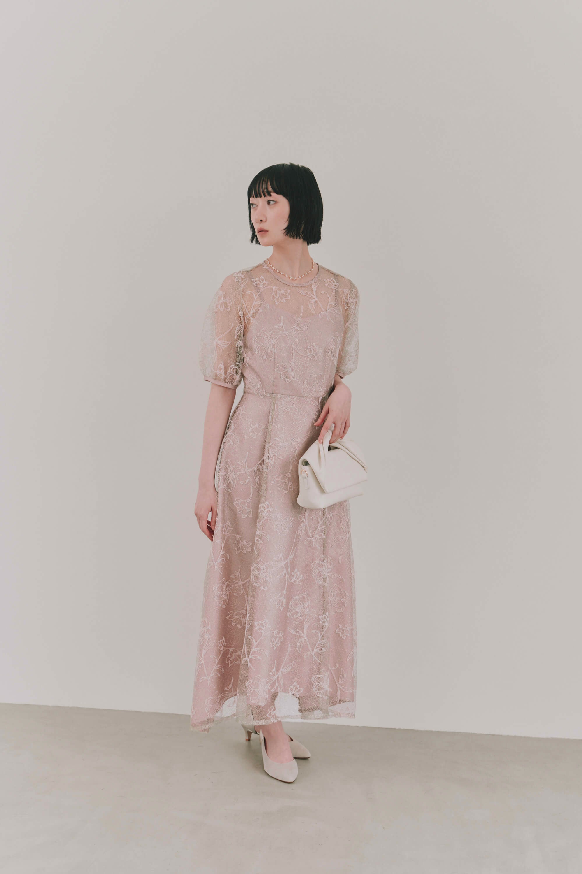 kaene ラインフラワーランダムヘムドレス / 101189 結婚式用ドレス pink | モデル身長161cm 着用サイズM(38)