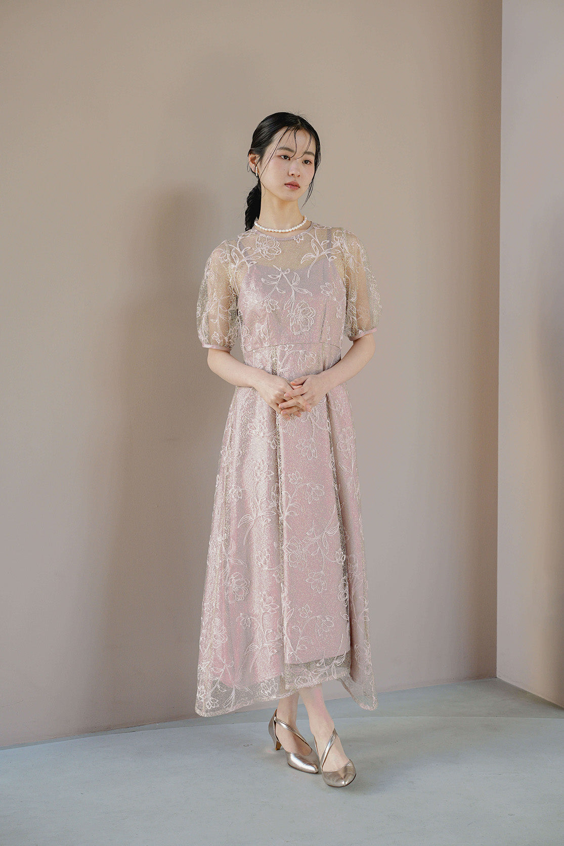 kaene ラインフラワーランダムヘムドレス / 101189 結婚式用ドレス pink | モデル身長170cm 着用サイズM(38)