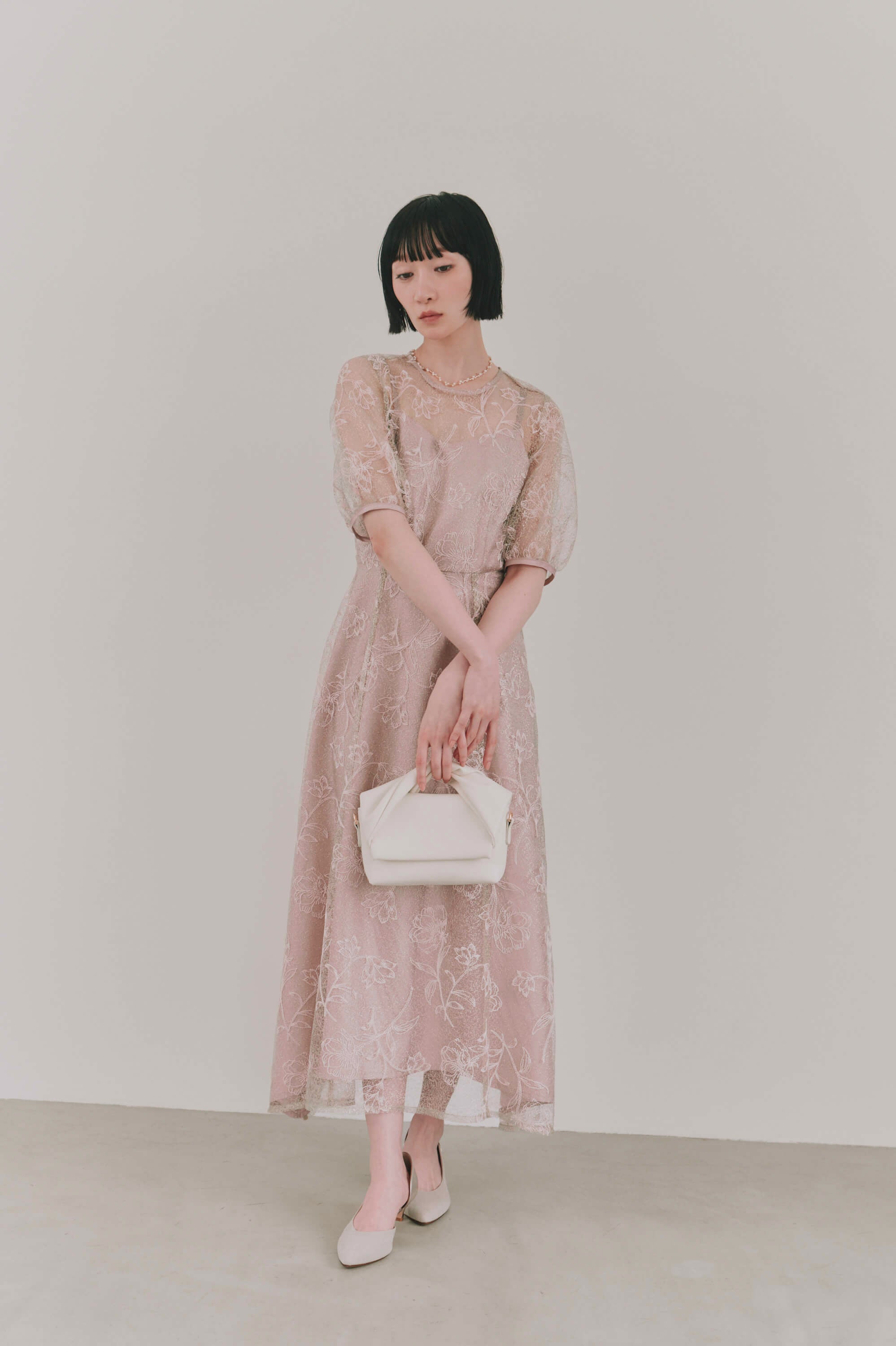 kaene ラインフラワーランダムヘムドレス / 101189 結婚式用ドレス pink | モデル身長161cm 着用サイズM(38)