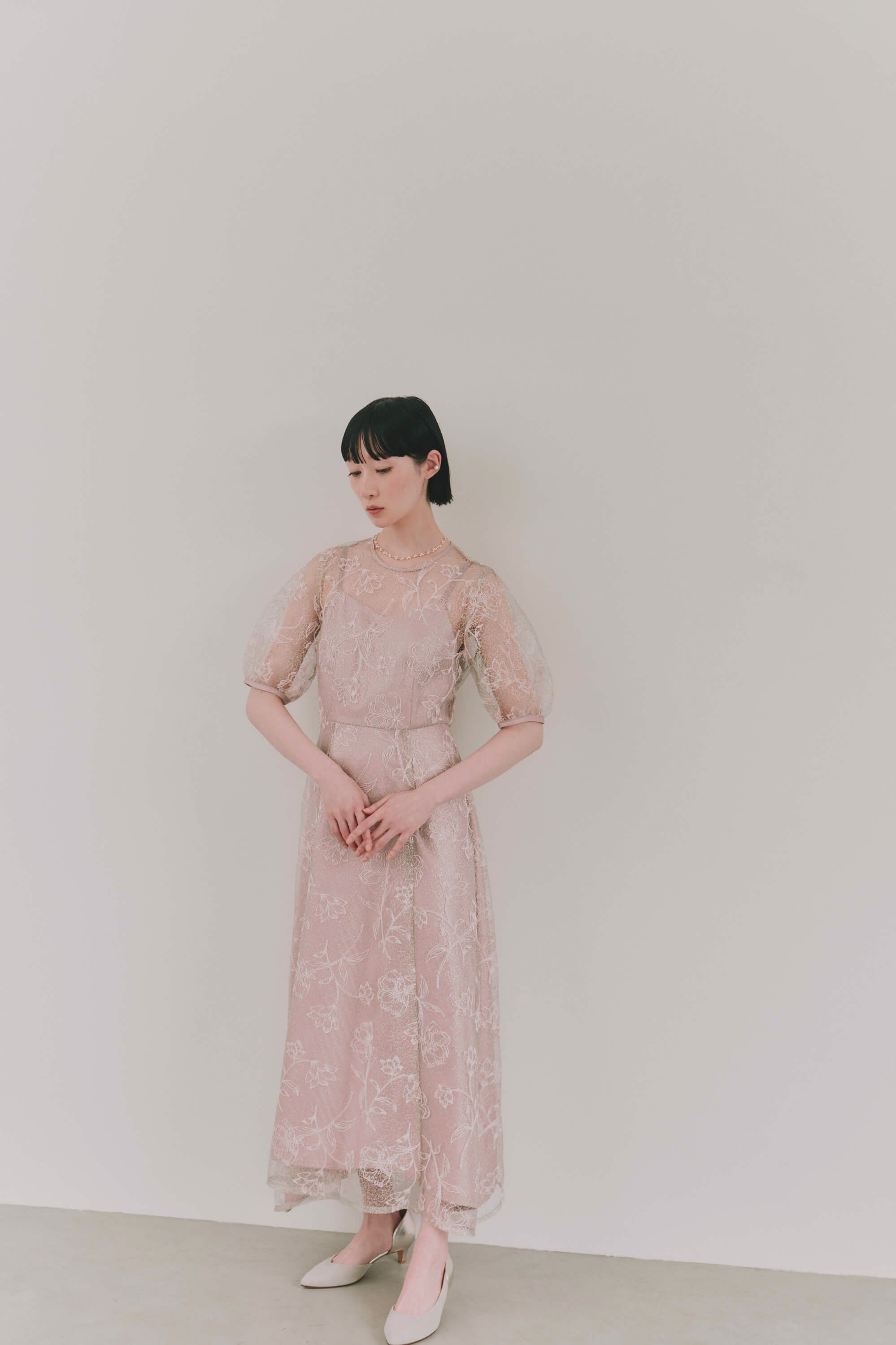 kaene ラインフラワーランダムヘムドレス / 101189 結婚式用ドレス pink | モデル身長161cm 着用サイズM(38)