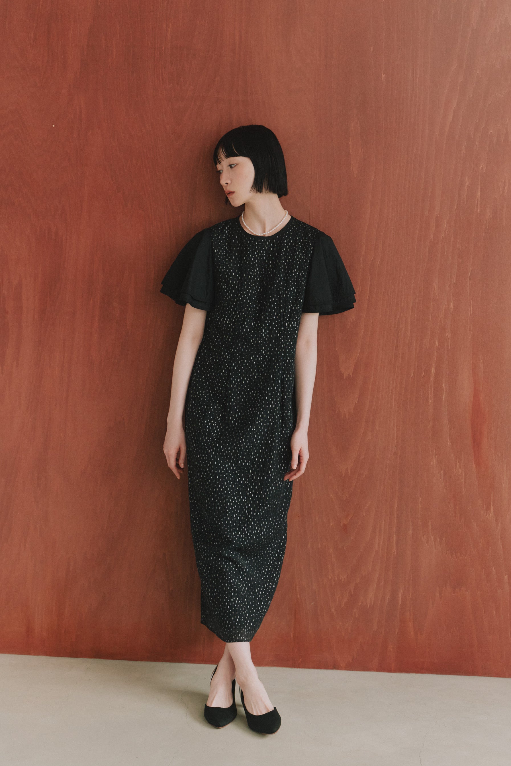 kaene パイピングスリーブラメドビードレス / 101192 結婚式用ドレス black|モデル身長161cm 着用サイズS(36)