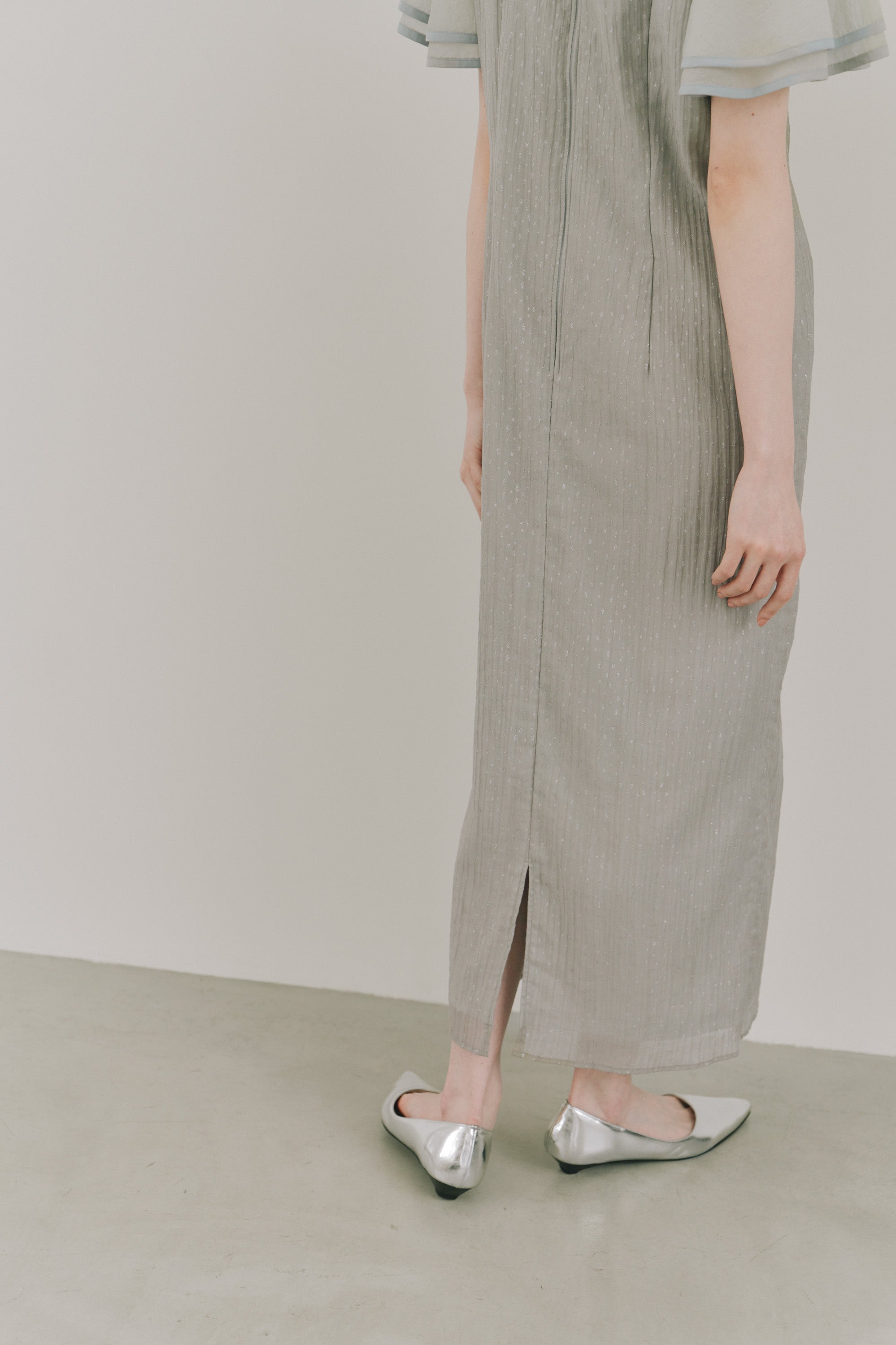 kaene パイピングスリーブラメドビードレス / 101192 結婚式用ドレス mintgray|モデル身長161cm 着用サイズS(36)