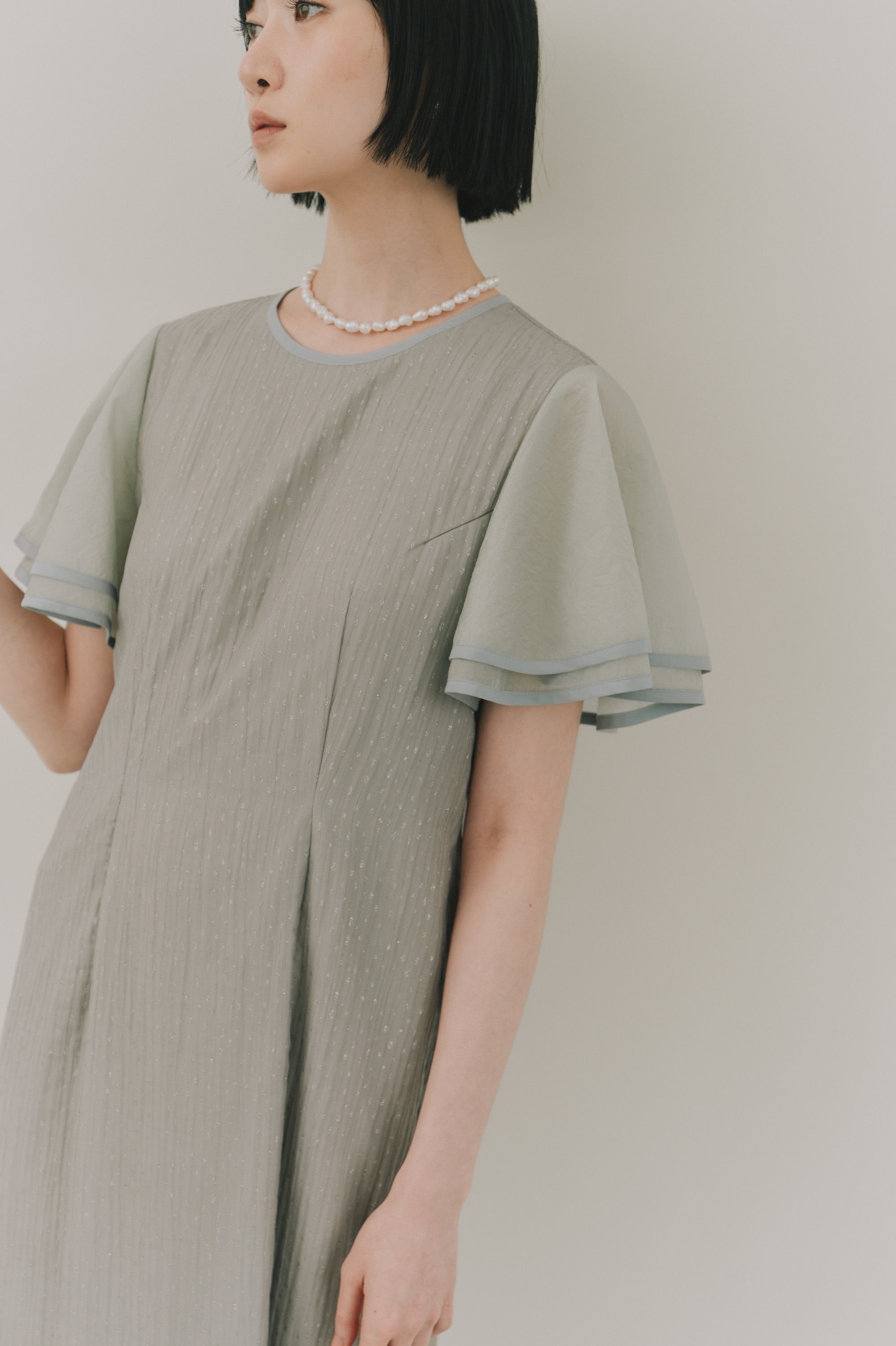 kaene パイピングスリーブラメドビードレス / 101192 結婚式用ドレス mintgray|モデル身長161cm 着用サイズS(36)