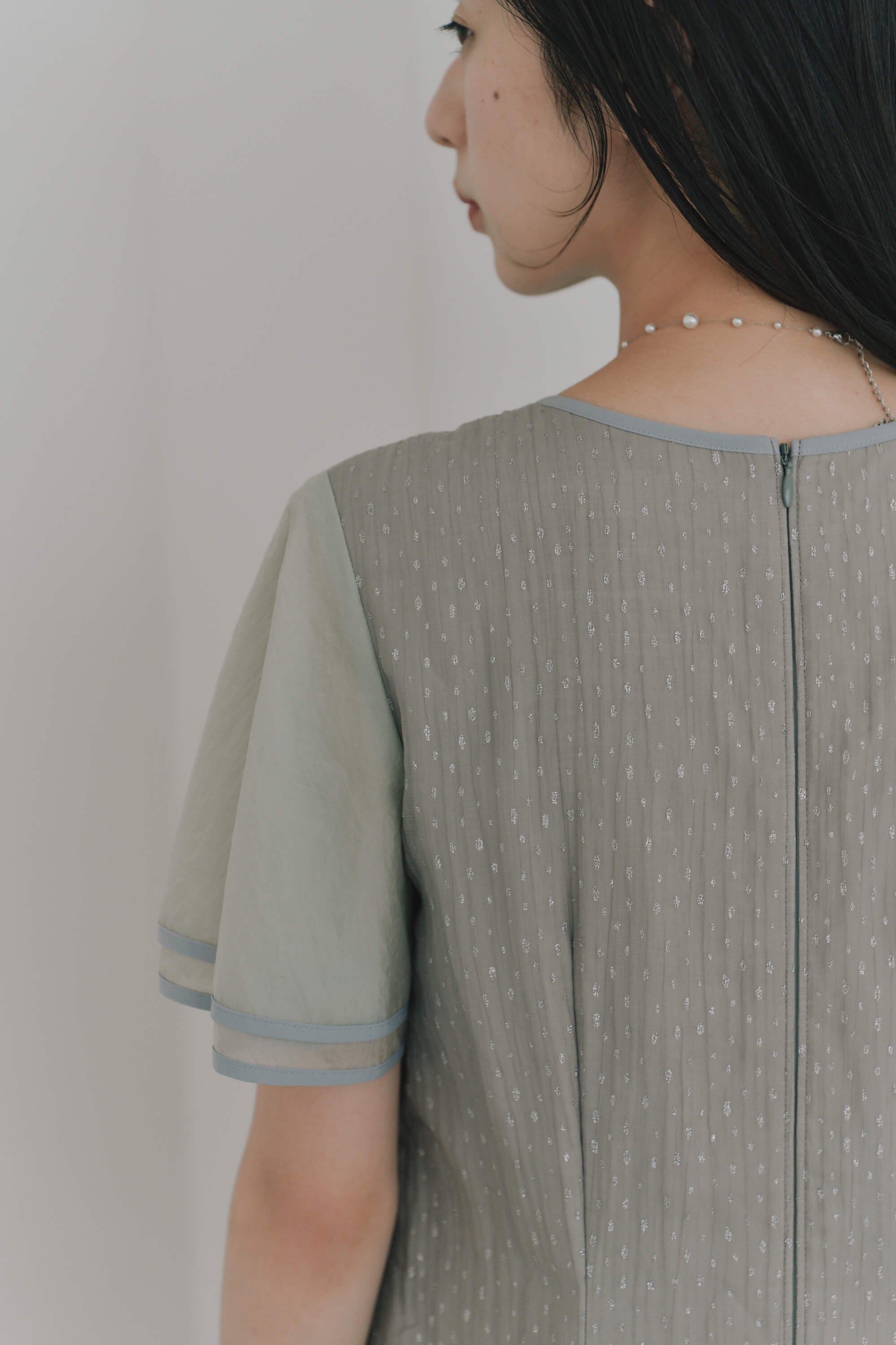kaene パイピングスリーブラメドビードレス / 101192 結婚式用ドレス mintgray|モデル身長162cm 着用サイズS(36)