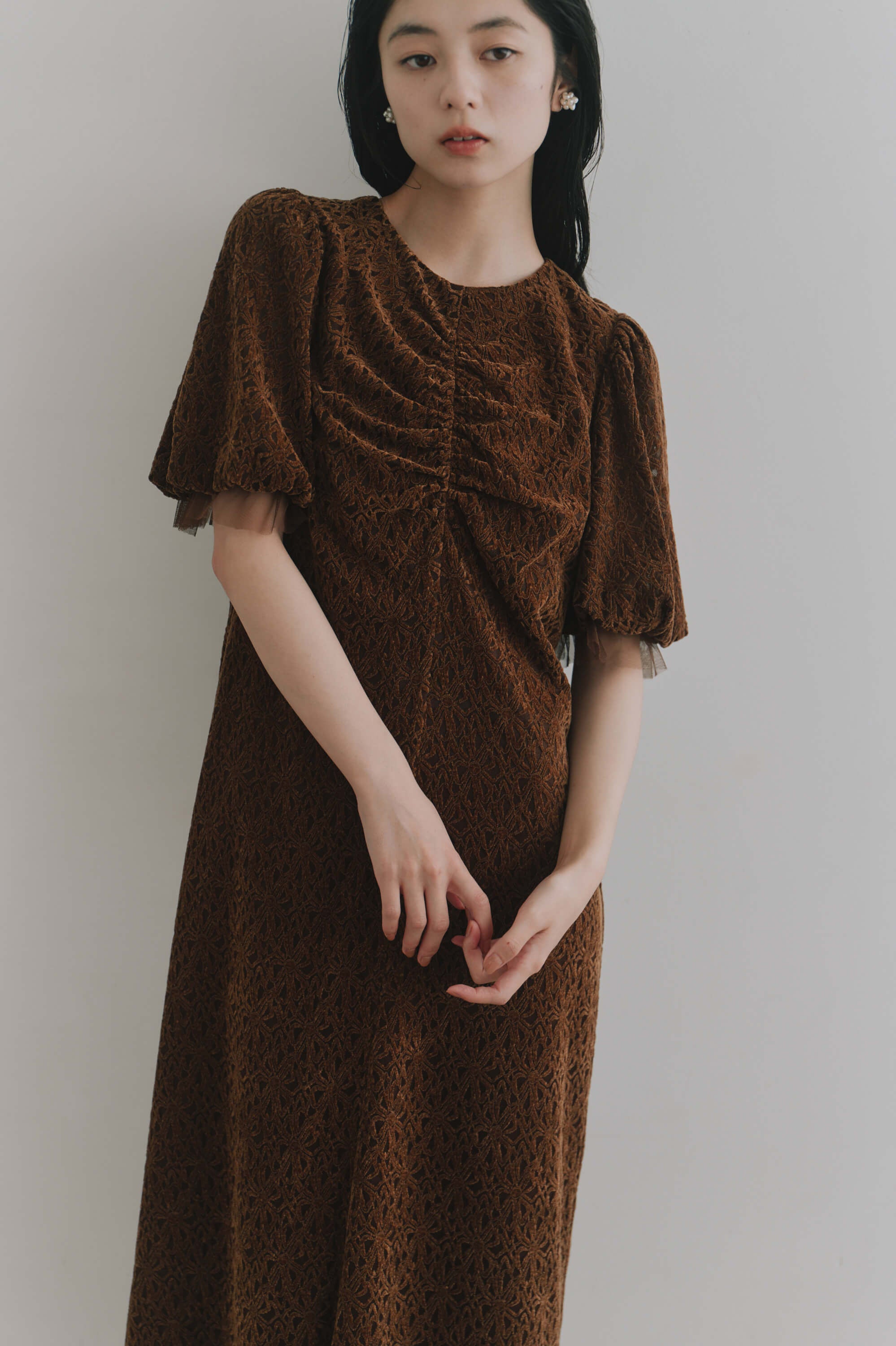 kaene フロントギャザーフラワーモチーフドレス / 101197 結婚式用ゲストドレス brown | モデル身長162cm 着用サイズS(36)