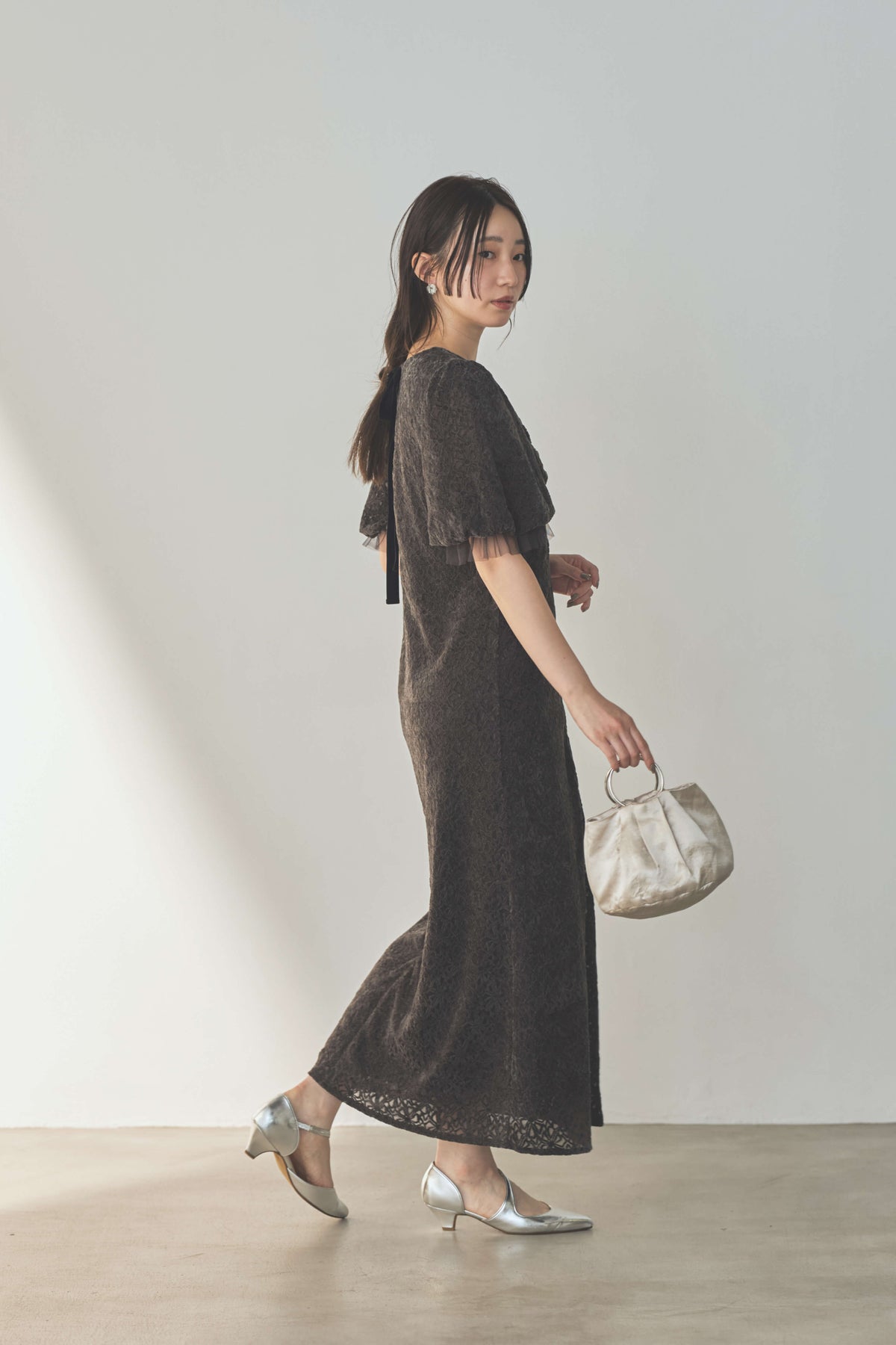 kaene フロントギャザーフラワーモチーフドレス / 101197 結婚式用ゲストドレス gray | モデル身長160cm 着用サイズS(36)