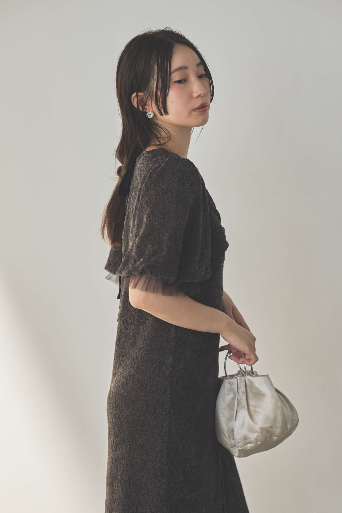 kaene フロントギャザーフラワーモチーフドレス / 101197 結婚式用ゲストドレス gray | モデル身長160cm 着用サイズS(36)