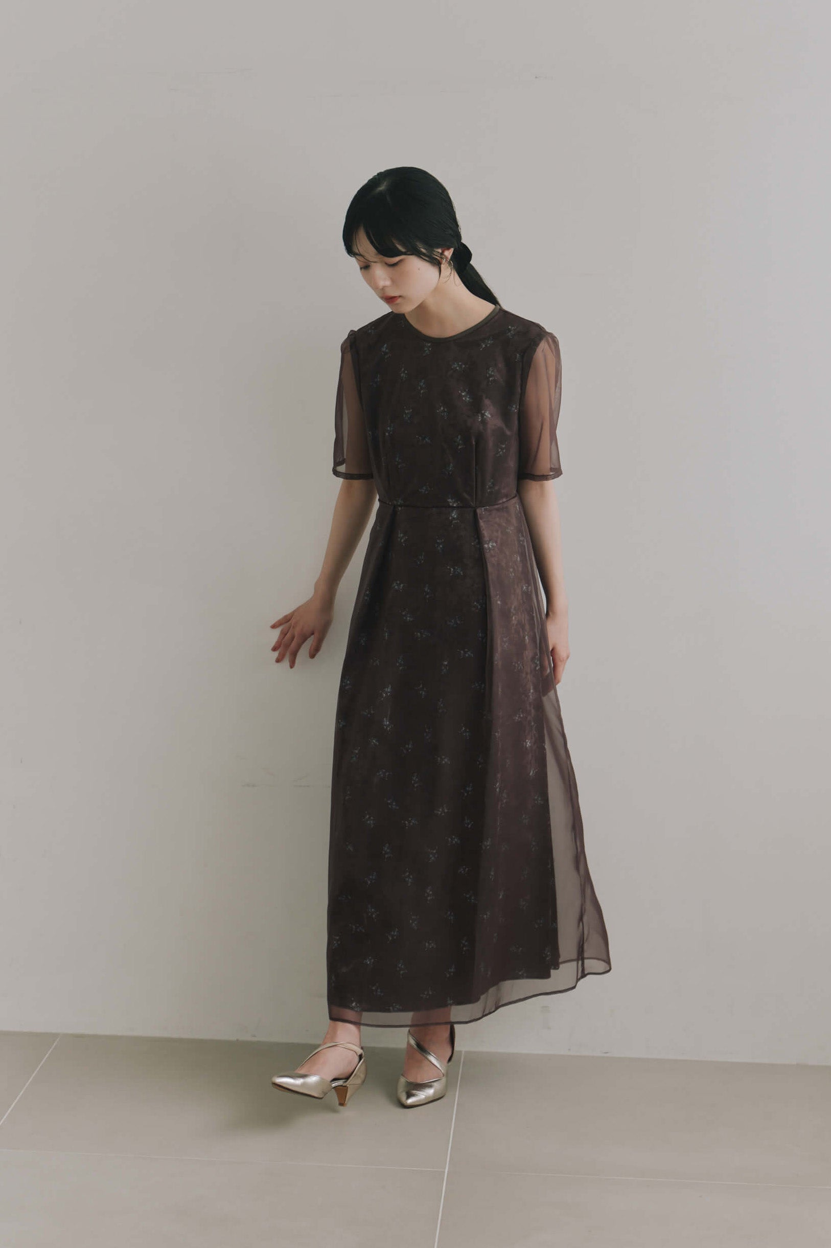 kaene ニュアンスフラワーシアードレス / 101214 結婚式用ゲストドレス brown| モデル身長162cm 着用サイズM(38)