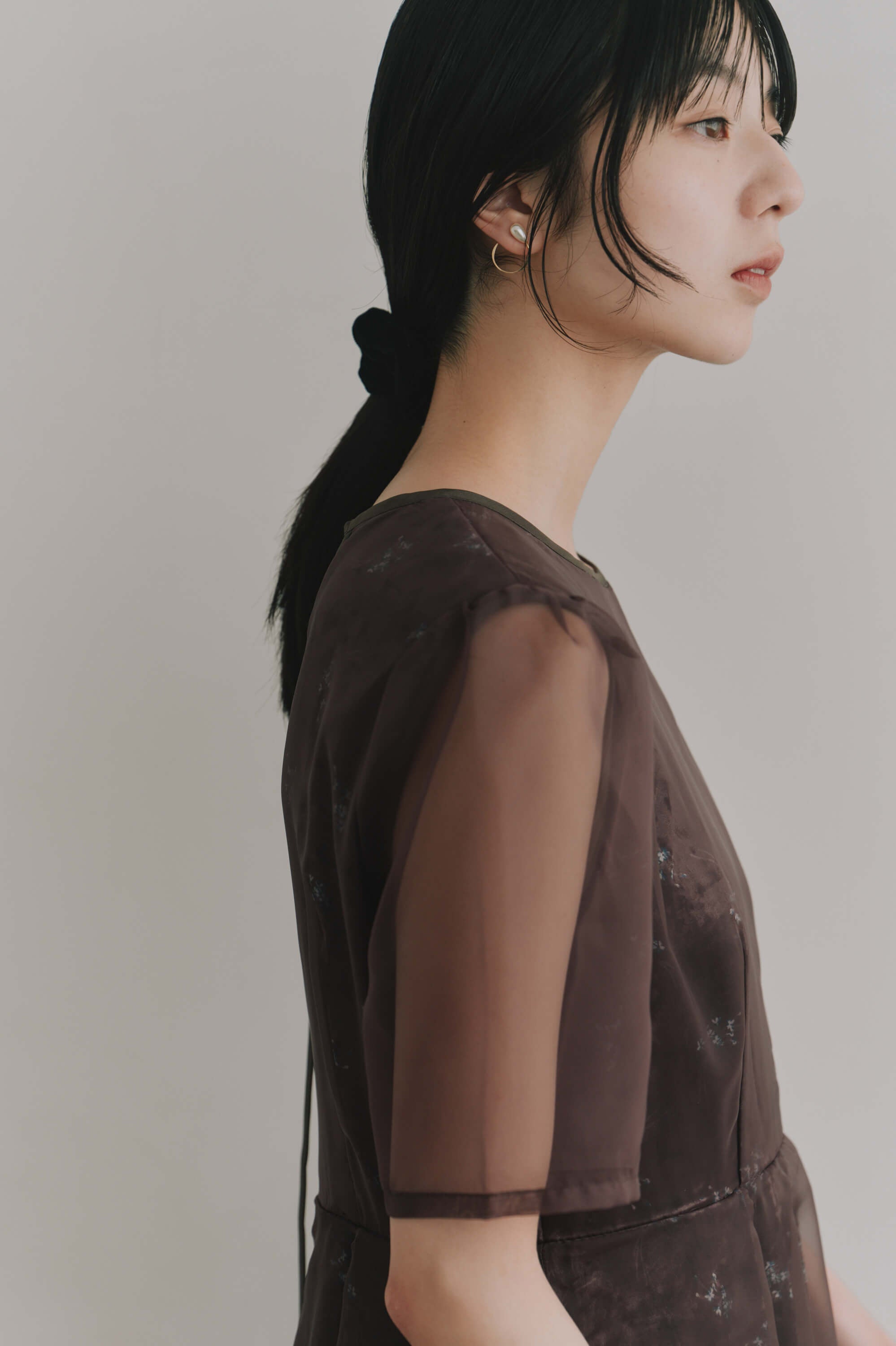 kaene ニュアンスフラワーシアードレス / 101214 結婚式用ゲストドレス brown| モデル身長162cm 着用サイズM(38)
