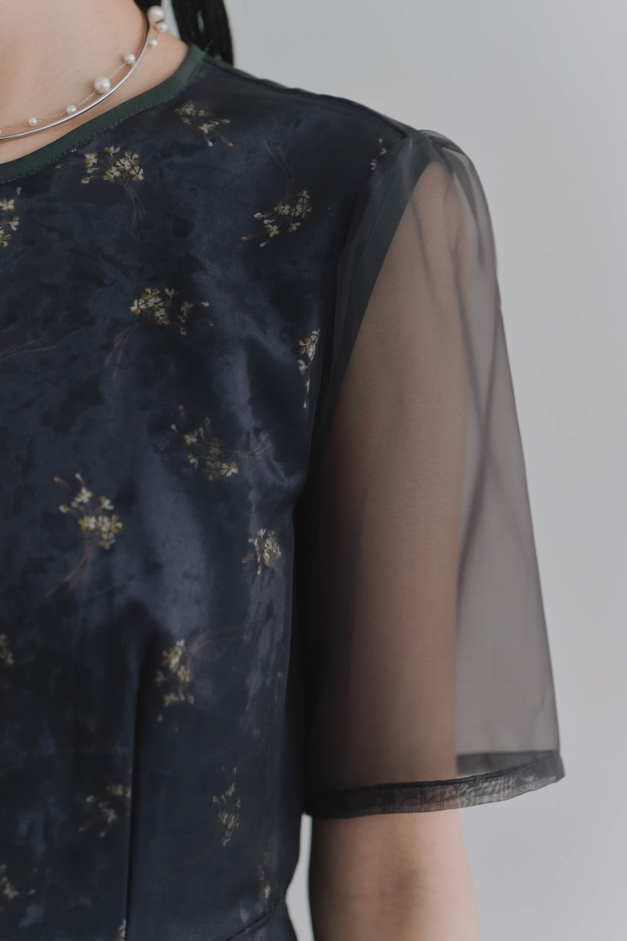 kaene ニュアンスフラワーシアードレス / 101214 結婚式用ゲストドレス charcoal| モデル身長162cm 着用サイズS(36)