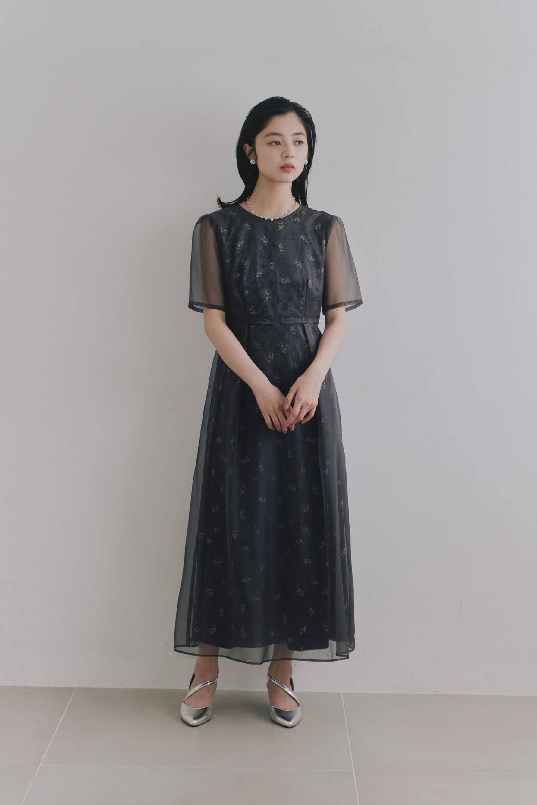 kaene ニュアンスフラワーシアードレス / 101214 結婚式用ゲストドレス charcoal| モデル身長162cm 着用サイズS(36)