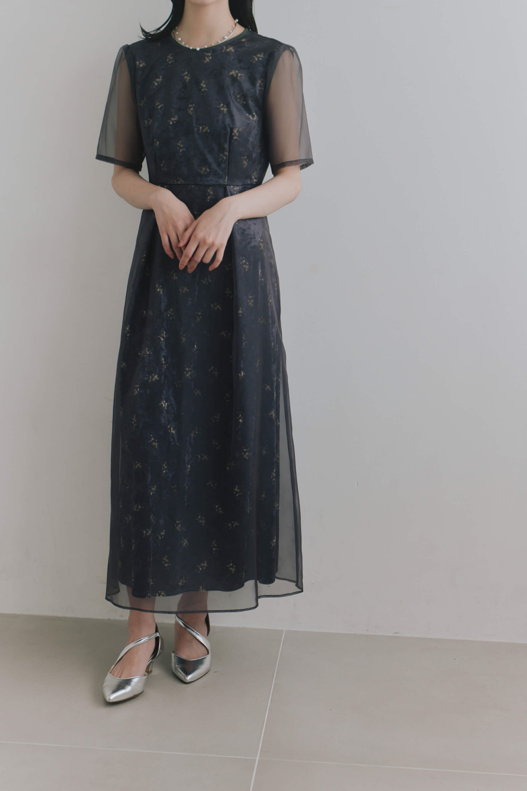kaene ニュアンスフラワーシアードレス / 101214 結婚式用ゲストドレス charcoal| モデル身長162cm 着用サイズS(36)