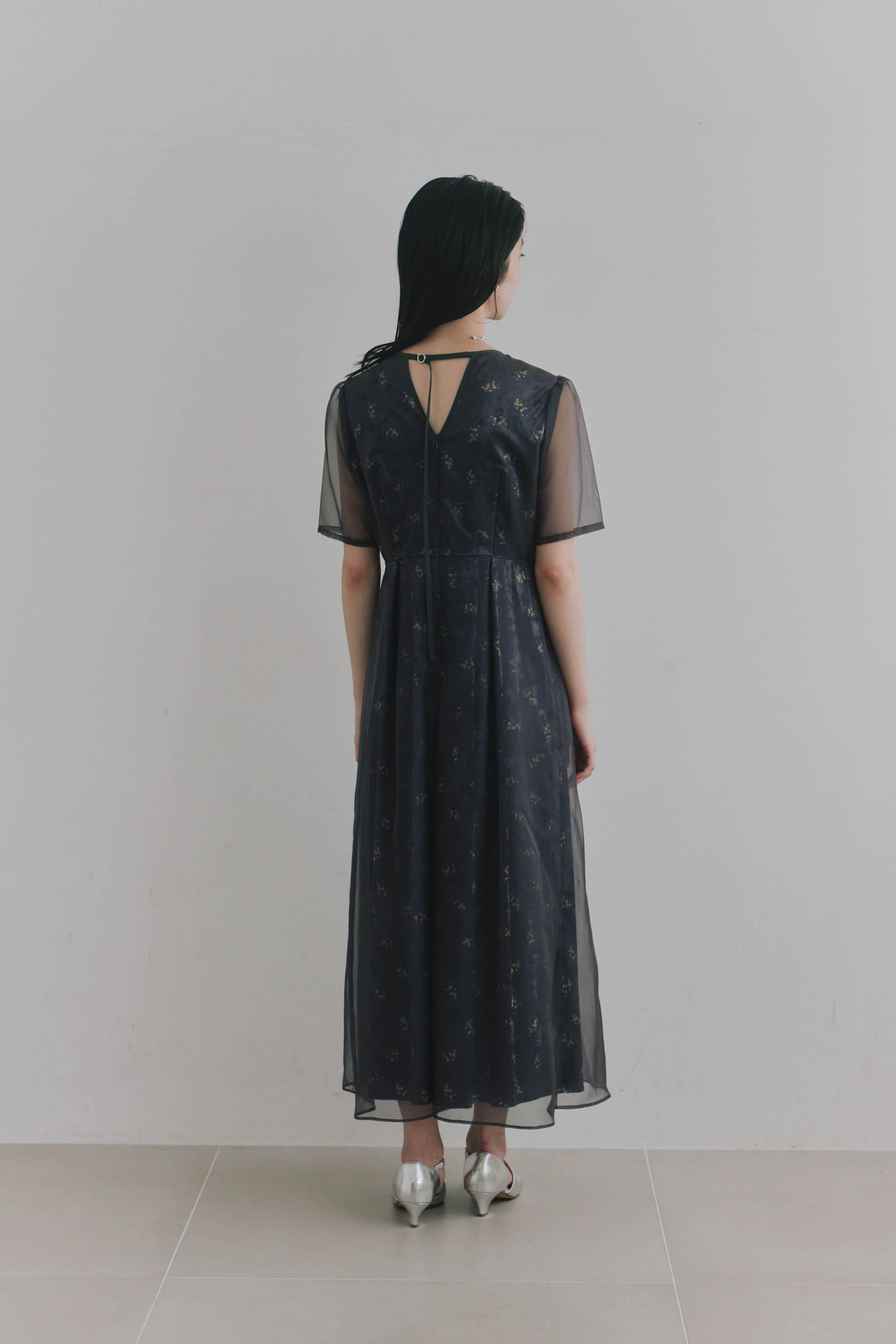 kaene ニュアンスフラワーシアードレス / 101214 結婚式用ゲストドレス charcoal| モデル身長162cm 着用サイズS(36)