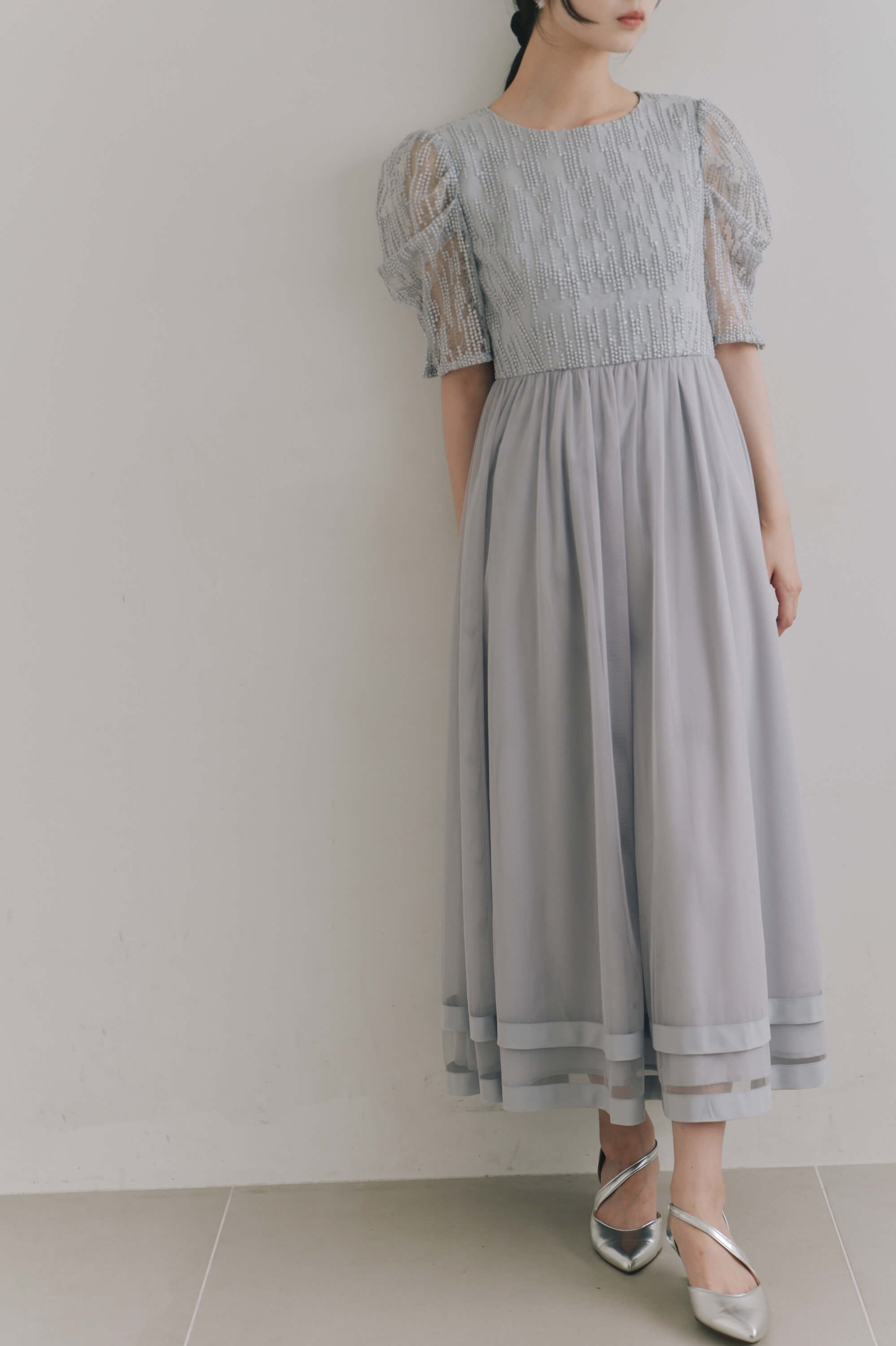 kaene スパンコールラインチュールドレス / 101218 結婚式用ゲストドレス bluegray | モデル身長162cm 着用サイズS(36)