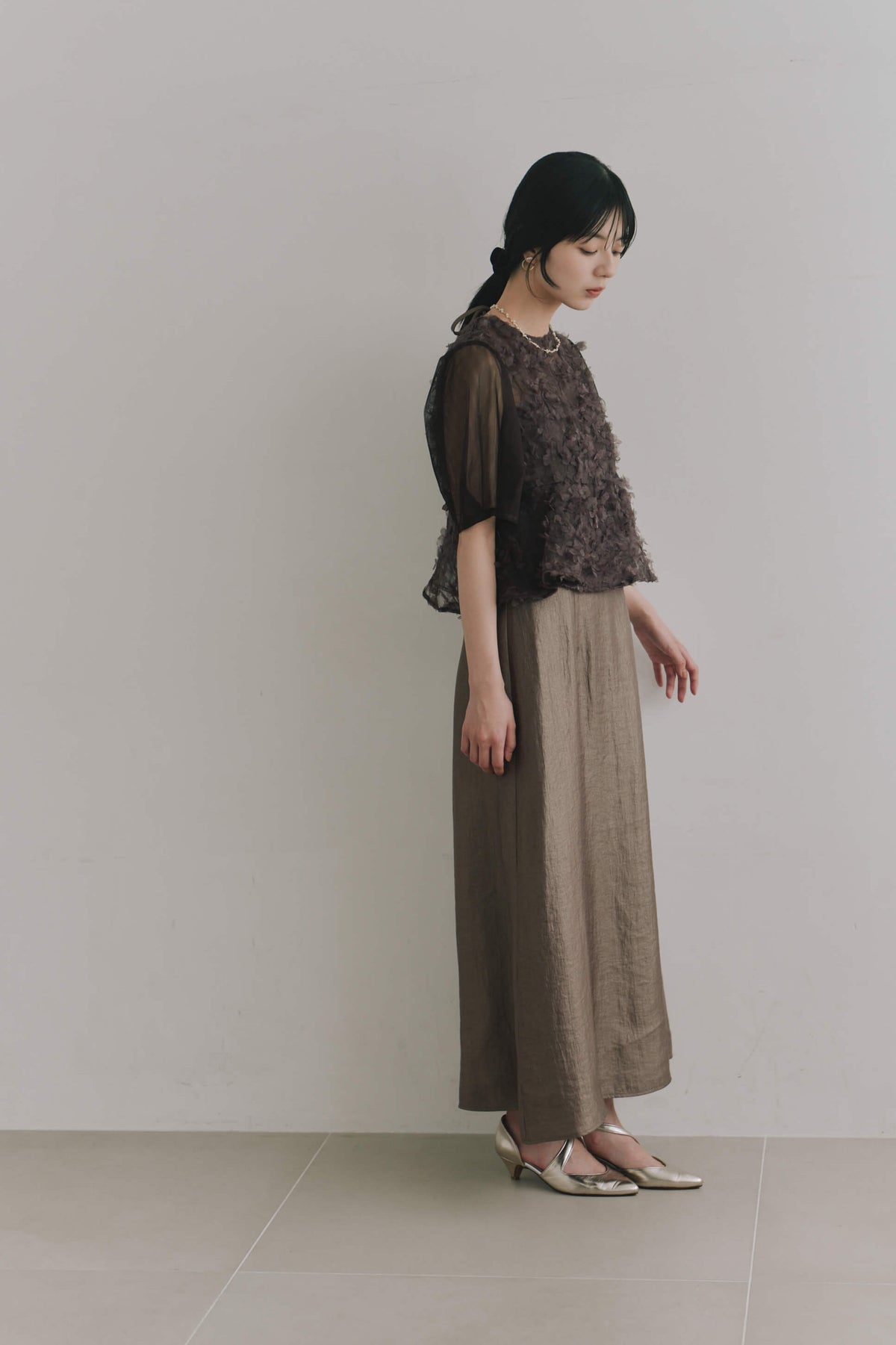 kaene フラワーペタルレイヤードドレス / 101224 結婚式用ゲストドレス brown | モデル身長162cm 着用サイズS(36) ※サンプル着用
