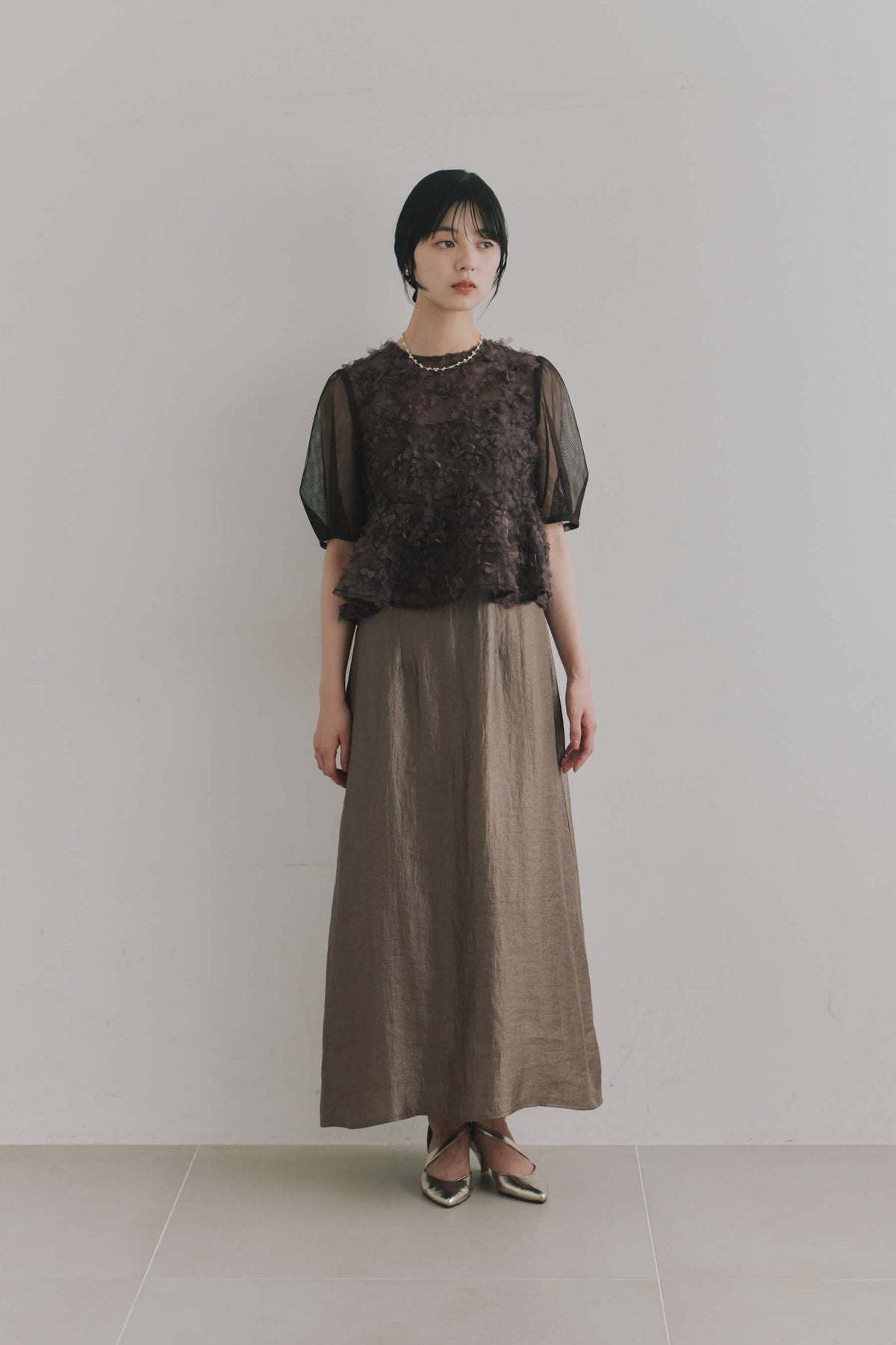 kaene フラワーペタルレイヤードドレス / 101224 結婚式用ゲストドレス brown | モデル身長162cm 着用サイズS(36) ※サンプル着用