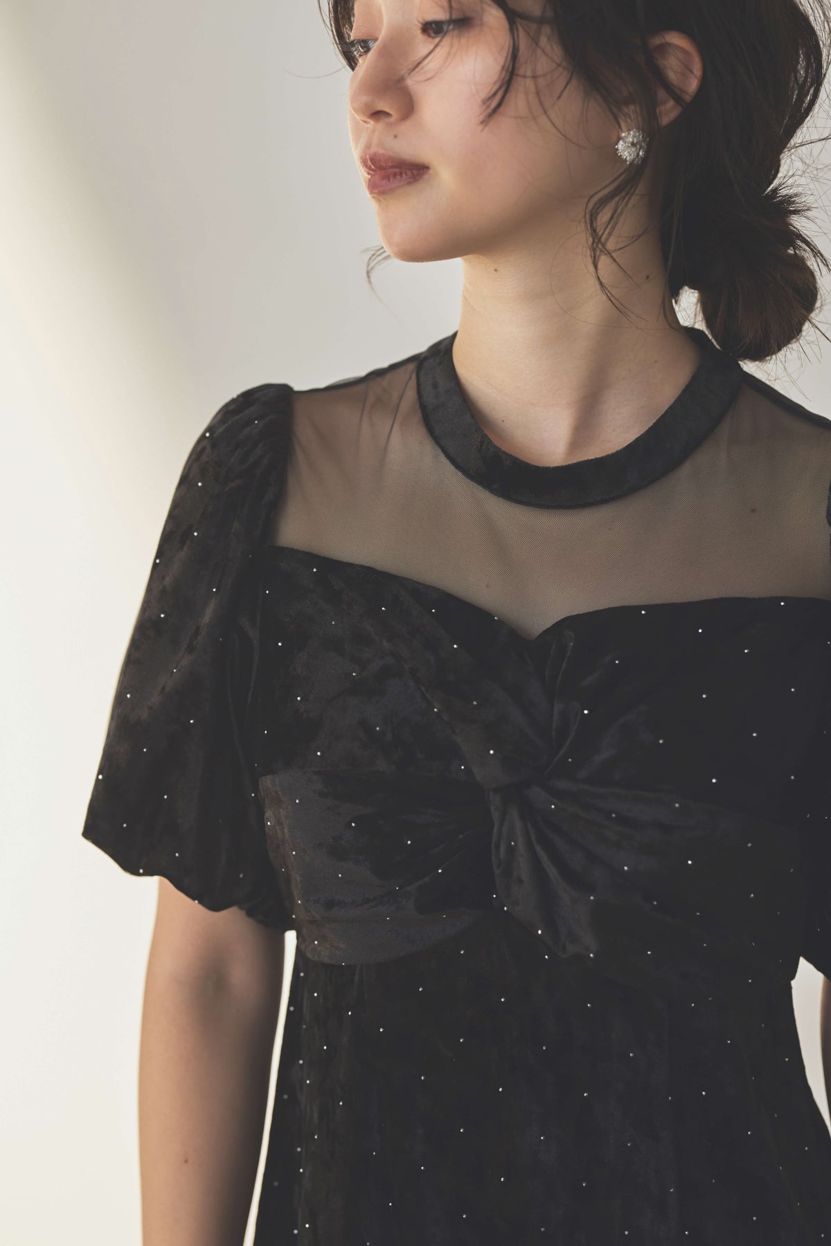 kaene ラインストーンツイストベロアワンピース / 007020 結婚式用ゲストドレス black | モデル身長160cm 着用サイズM(38)