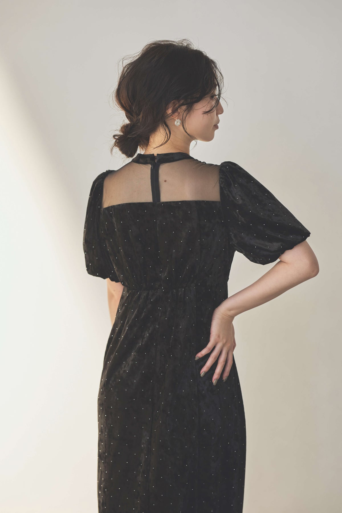 kaene ラインストーンツイストベロアワンピース / 007020 結婚式用ゲストドレス black | モデル身長160cm 着用サイズM(38)