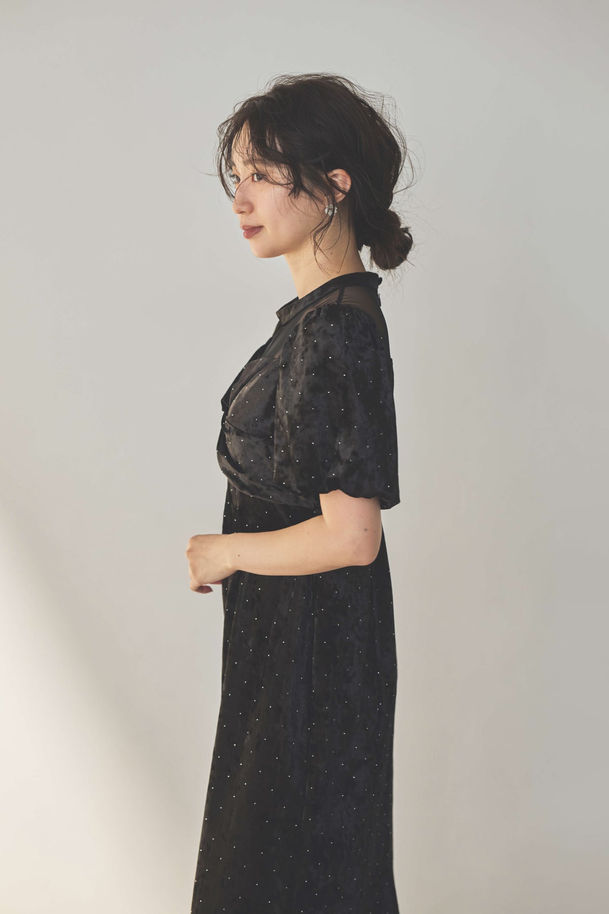 kaene ラインストーンツイストベロアワンピース / 007020 結婚式用ゲストドレス black | モデル身長160cm 着用サイズM(38)