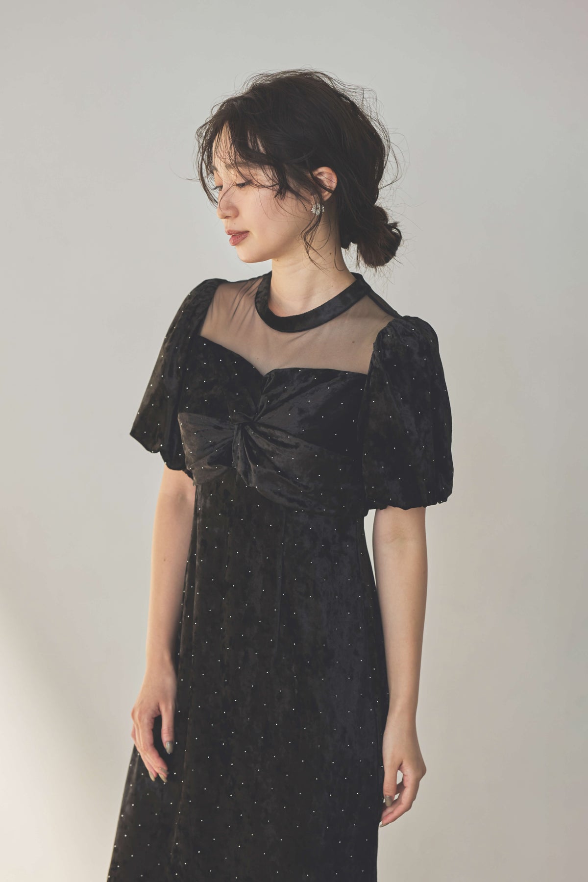 kaene ラインストーンツイストベロアワンピース / 007020 結婚式用ゲストドレス black | モデル身長160cm 着用サイズM(38)
