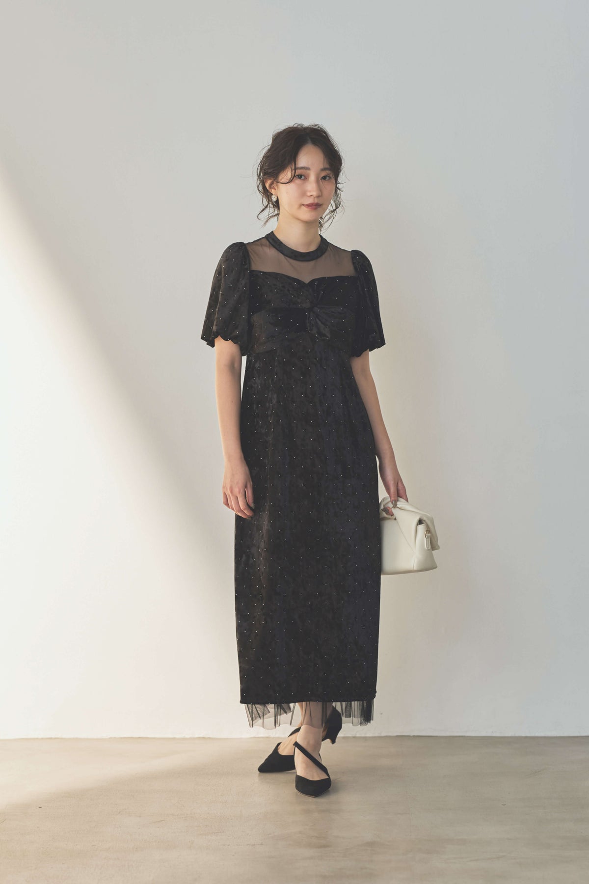 kaene ラインストーンツイストベロアワンピース / 007020 結婚式用ゲストドレス black | モデル身長160cm 着用サイズM(38)