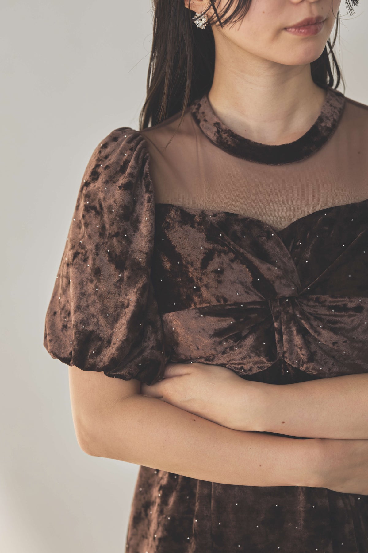 kaene ラインストーンツイストベロアワンピース / 007020 結婚式用ゲストドレス brown | モデル身長160cm 着用サイズM(38)