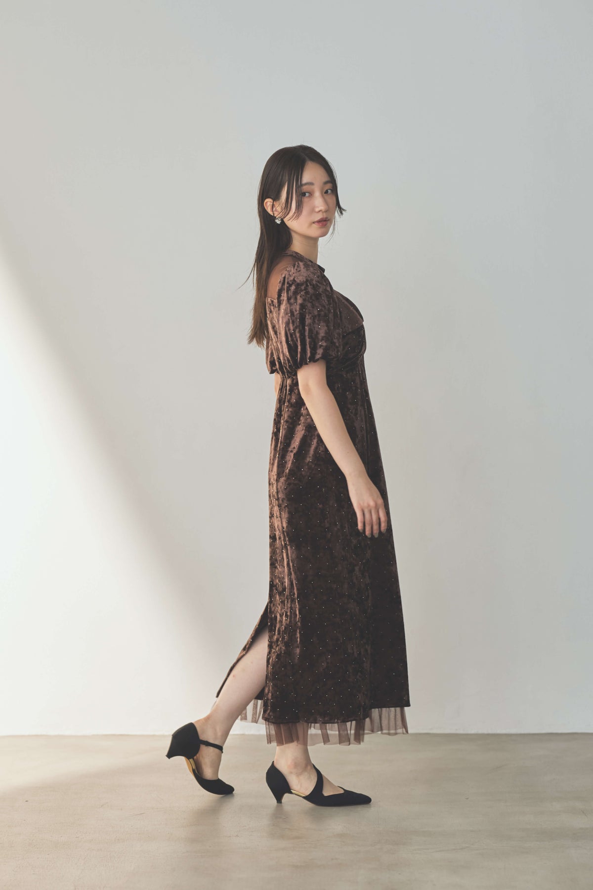 kaene ラインストーンツイストベロアワンピース / 007020 結婚式用ゲストドレス brown | モデル身長160cm 着用サイズM(38)