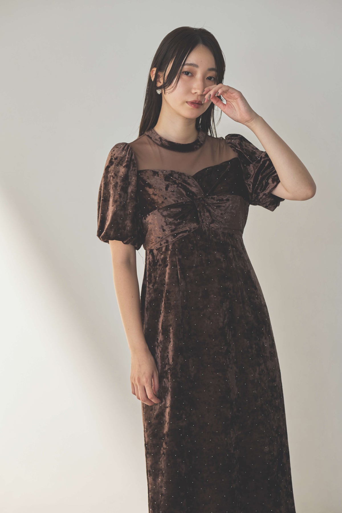kaene ラインストーンツイストベロアワンピース / 007020 結婚式用ゲストドレス brown | モデル身長160cm 着用サイズM(38)