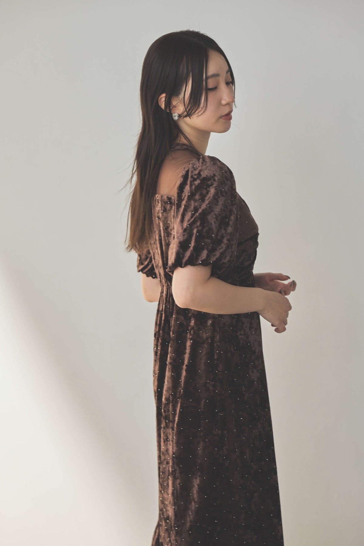 kaene ラインストーンツイストベロアワンピース / 007020 結婚式用ゲストドレス brown | モデル身長160cm 着用サイズM(38)