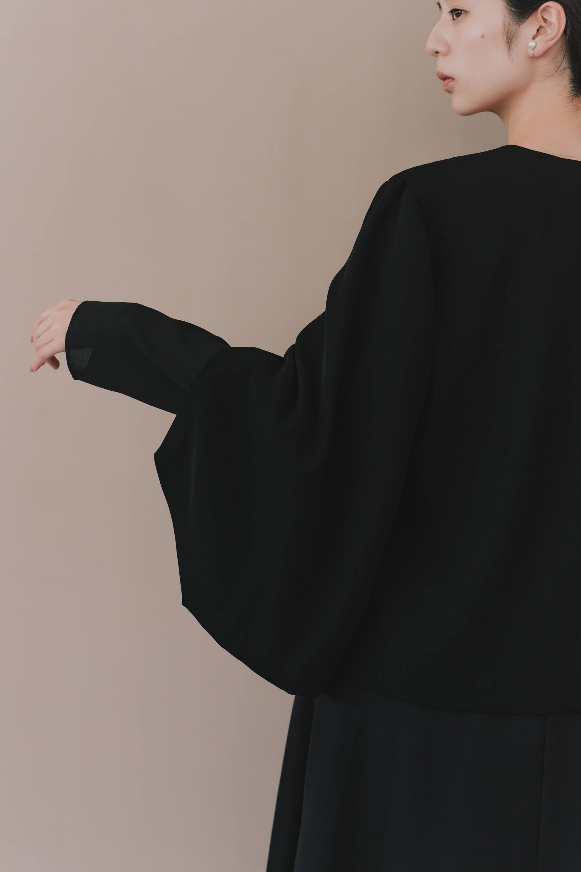 kaene ケープシルエットフレアジャケット / 005371 喪服 ブラックフォーマル ジャケット | モデル身長162cm 着用サイズL(40)