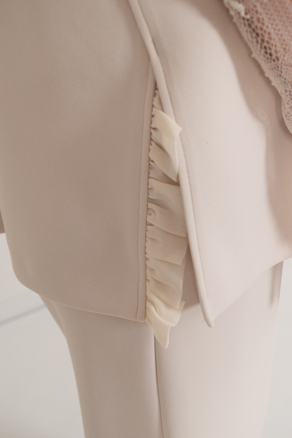 kaene フリルデザインセットアップ / 002146 ジレ パンツ セットアップ beige | ジレ
