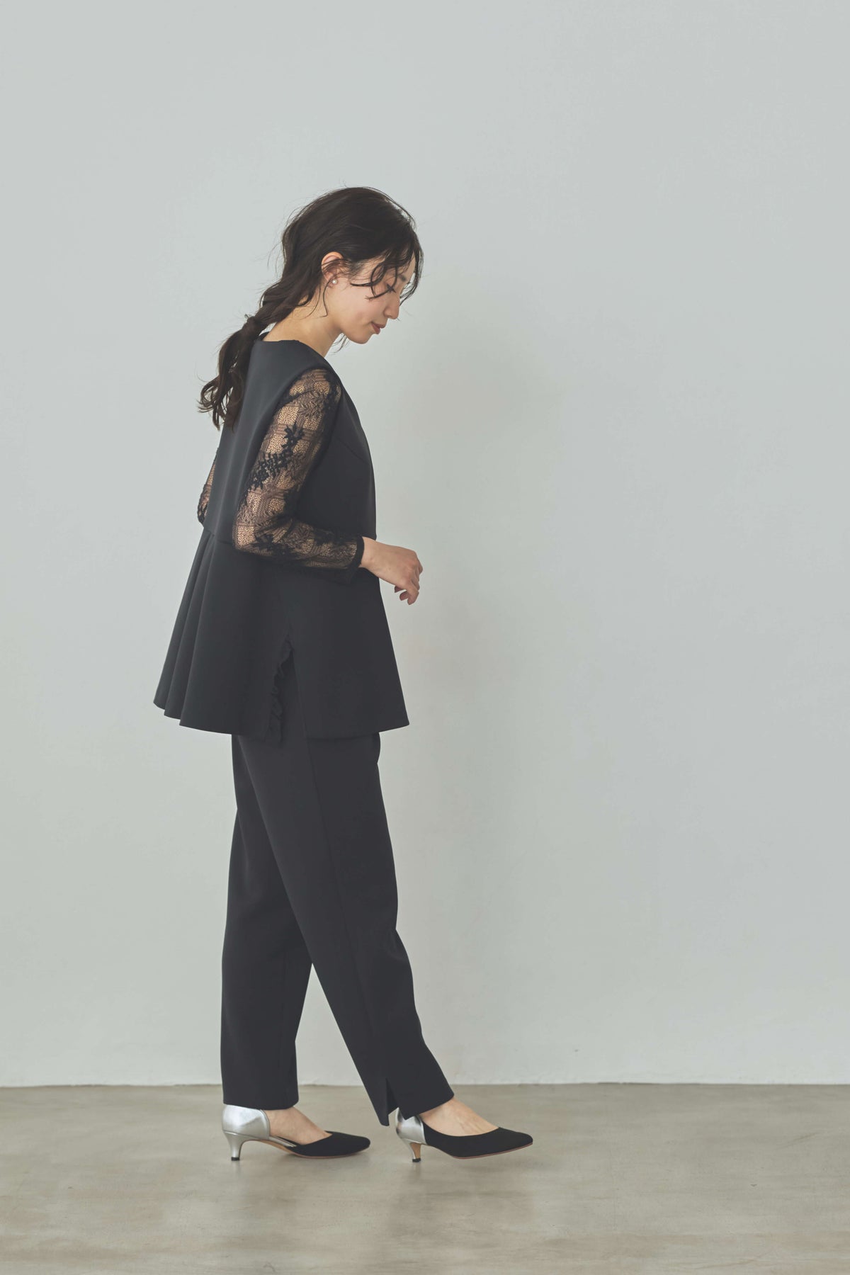 kaene フリルデザインセットアップ / 002146 ジレ パンツ セットアップ navy | モデル身長160cm 着用サイズM(38) ※デザインレースブラウス / 010500着用