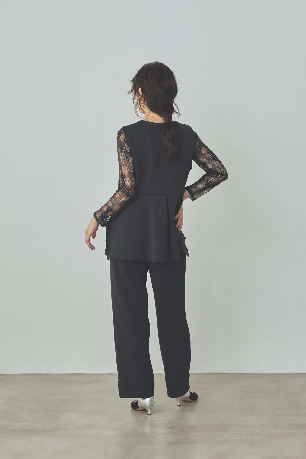 kaene フリルデザインセットアップ / 002146 ジレ パンツ セットアップ navy | モデル身長160cm 着用サイズM(38) ※デザインレースブラウス / 010500着用