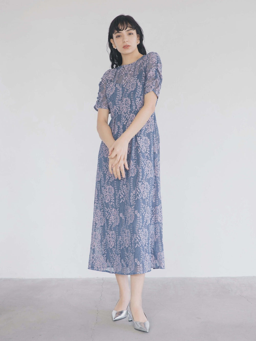 kaene 配色レースエプロンワンピース / 100604| モデル身長170cm 着用サイズ38