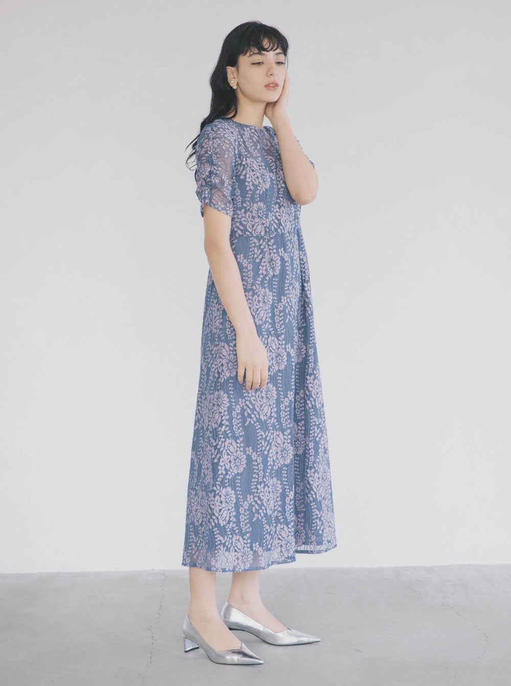 kaene 配色レースエプロンワンピース / 100604| モデル身長170cm 着用サイズ38