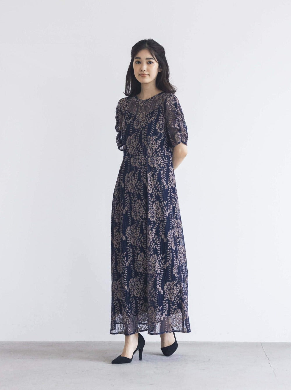 kaene 配色レースエプロンワンピース / 100604| モデル身長162cm 着用サイズ36