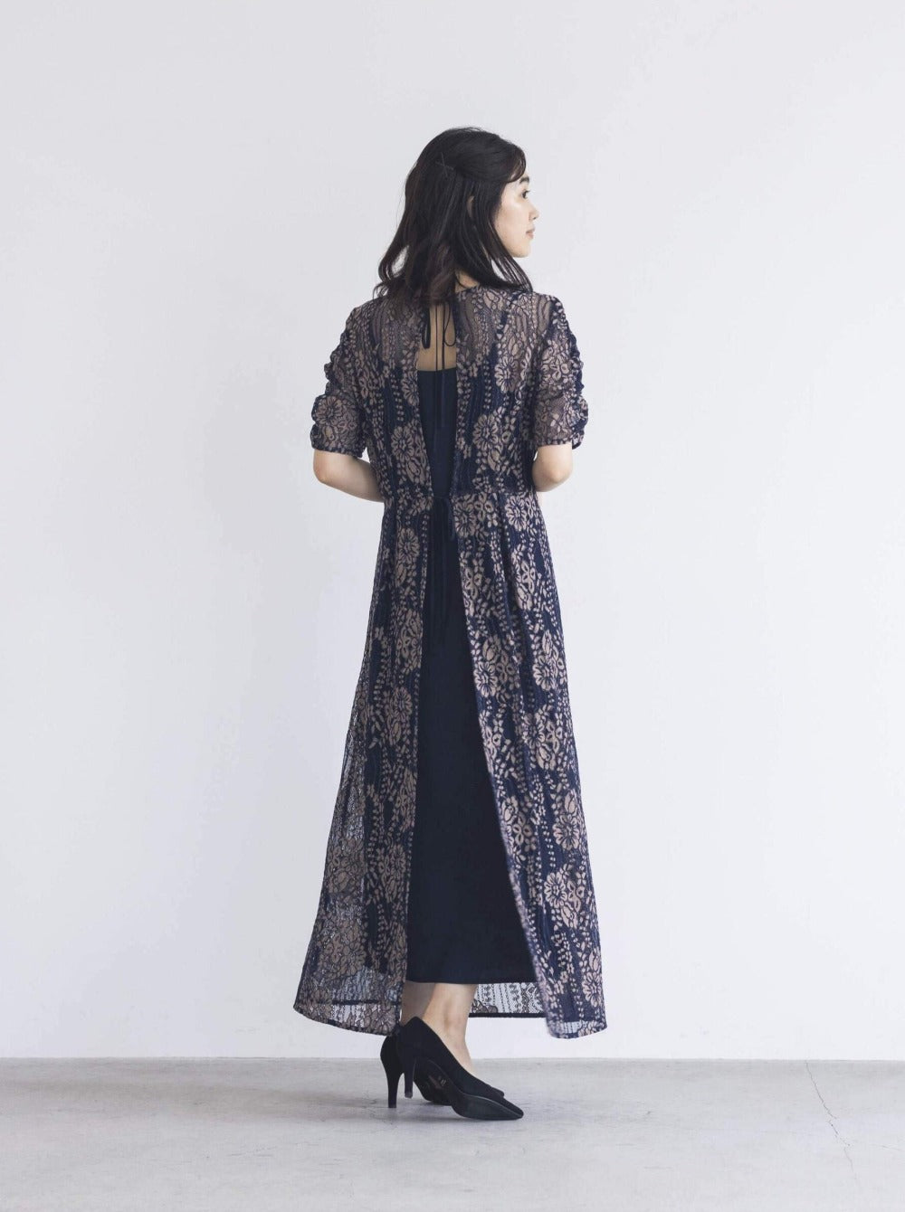 kaene 配色レースエプロンワンピース / 100604| モデル身長162cm 着用サイズ36