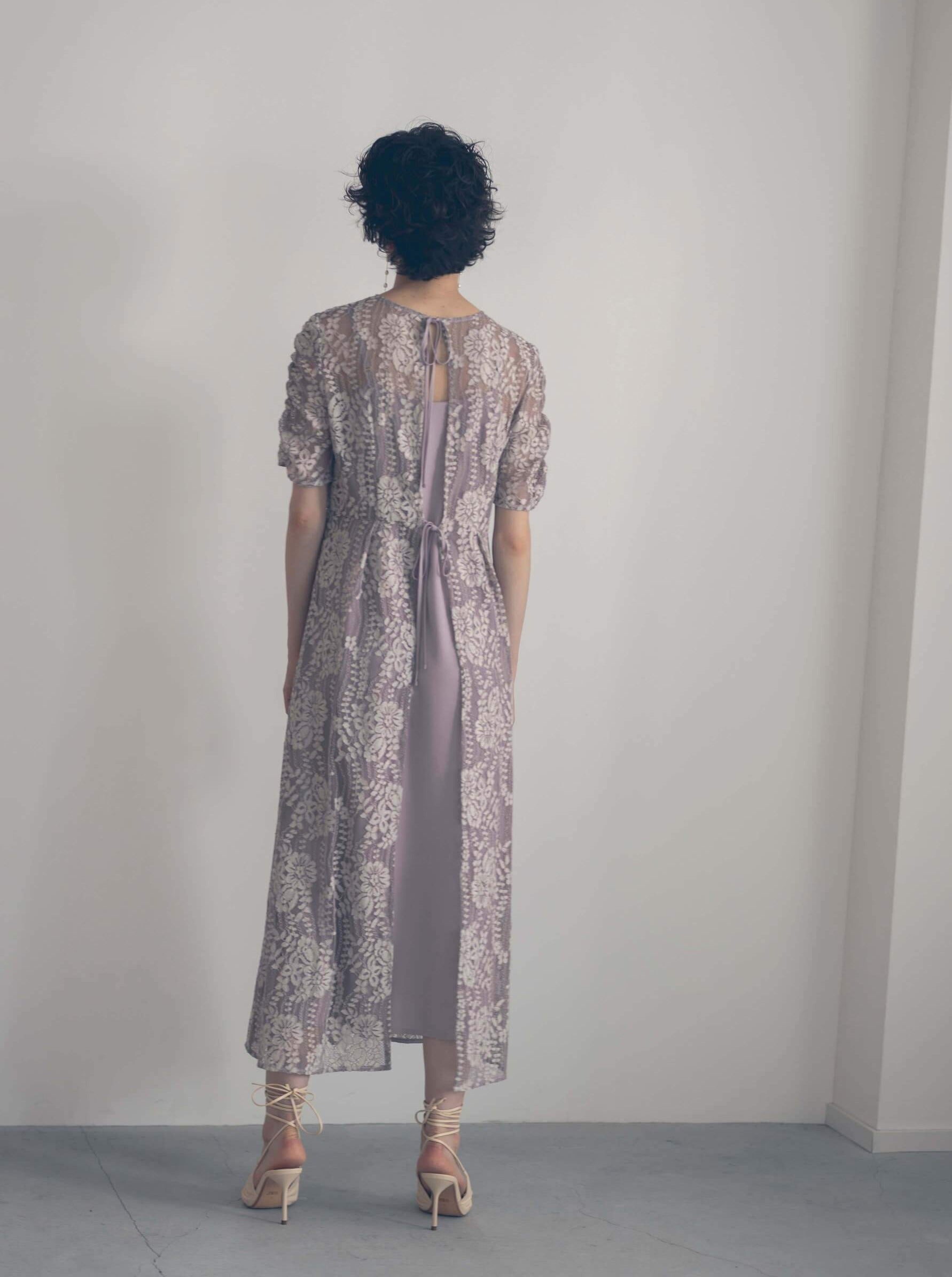 kaene 配色レースエプロンワンピース / 100604| モデル身長170cm 着用サイズ38