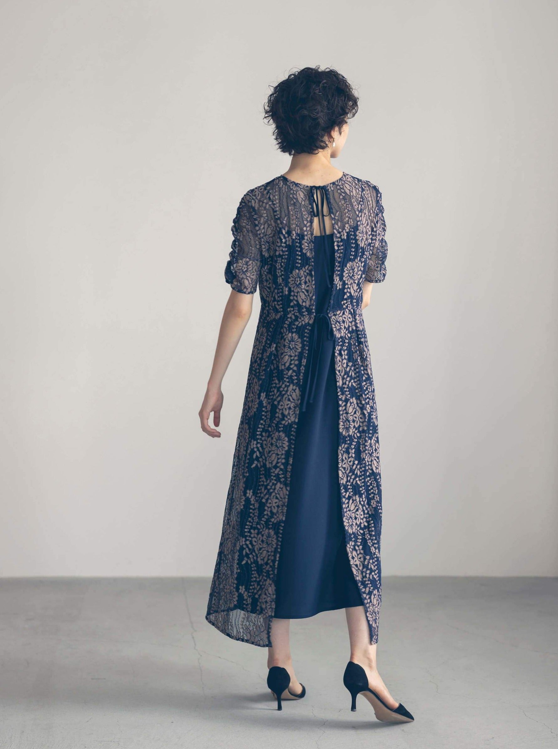 kaene 配色レースエプロンワンピース / 100604| モデル身長170cm 着用サイズ38