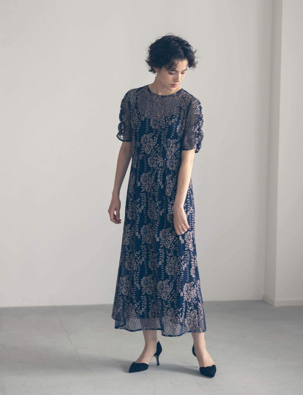 kaene 配色レースエプロンワンピース / 100604| モデル身長170cm 着用サイズ38
