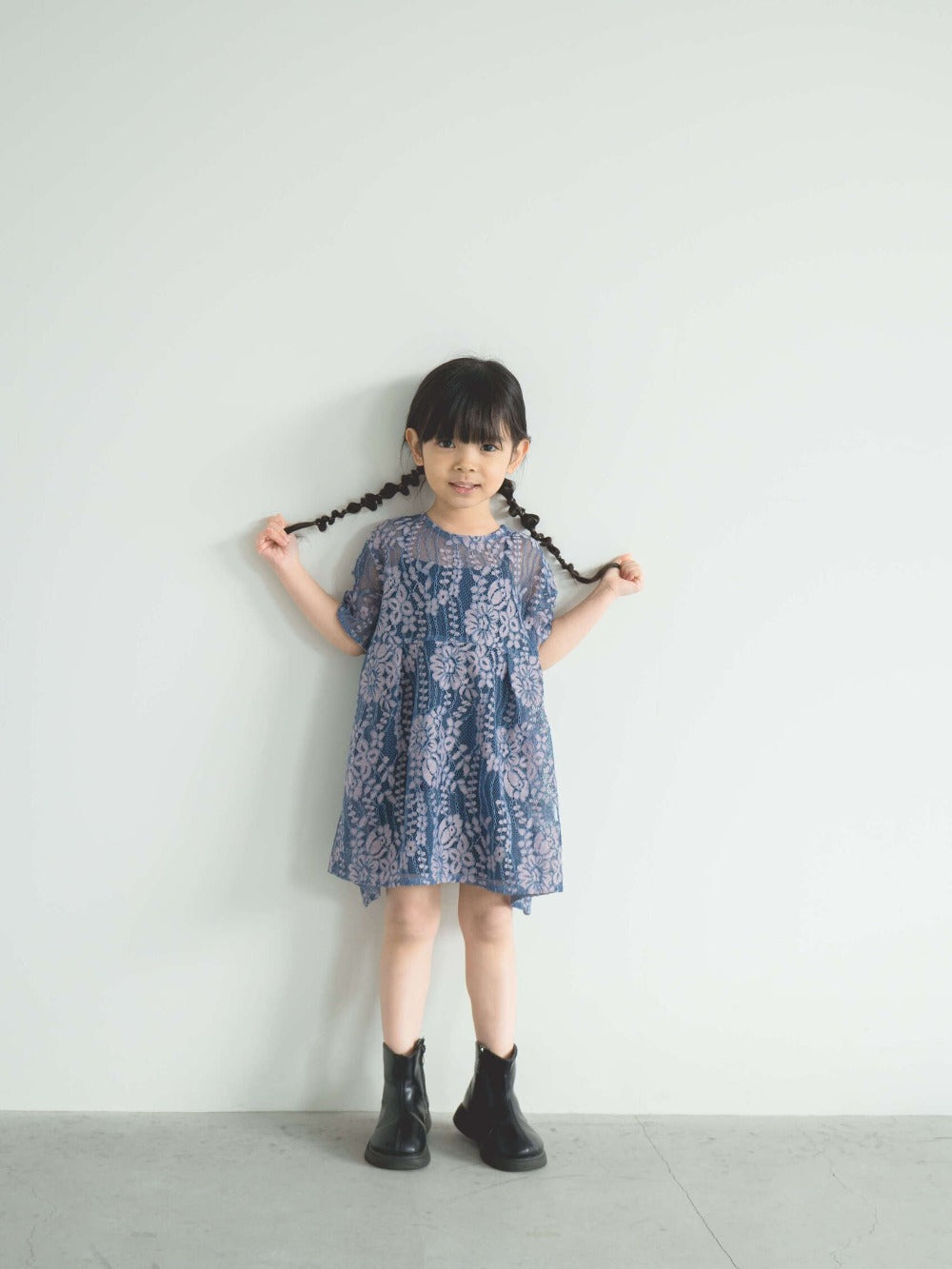 kaene (KIDS) 配色レースエプロンワンピース / 700008|モデル 103cm 体重14kg (4歳9ヶ月)着用サイズM