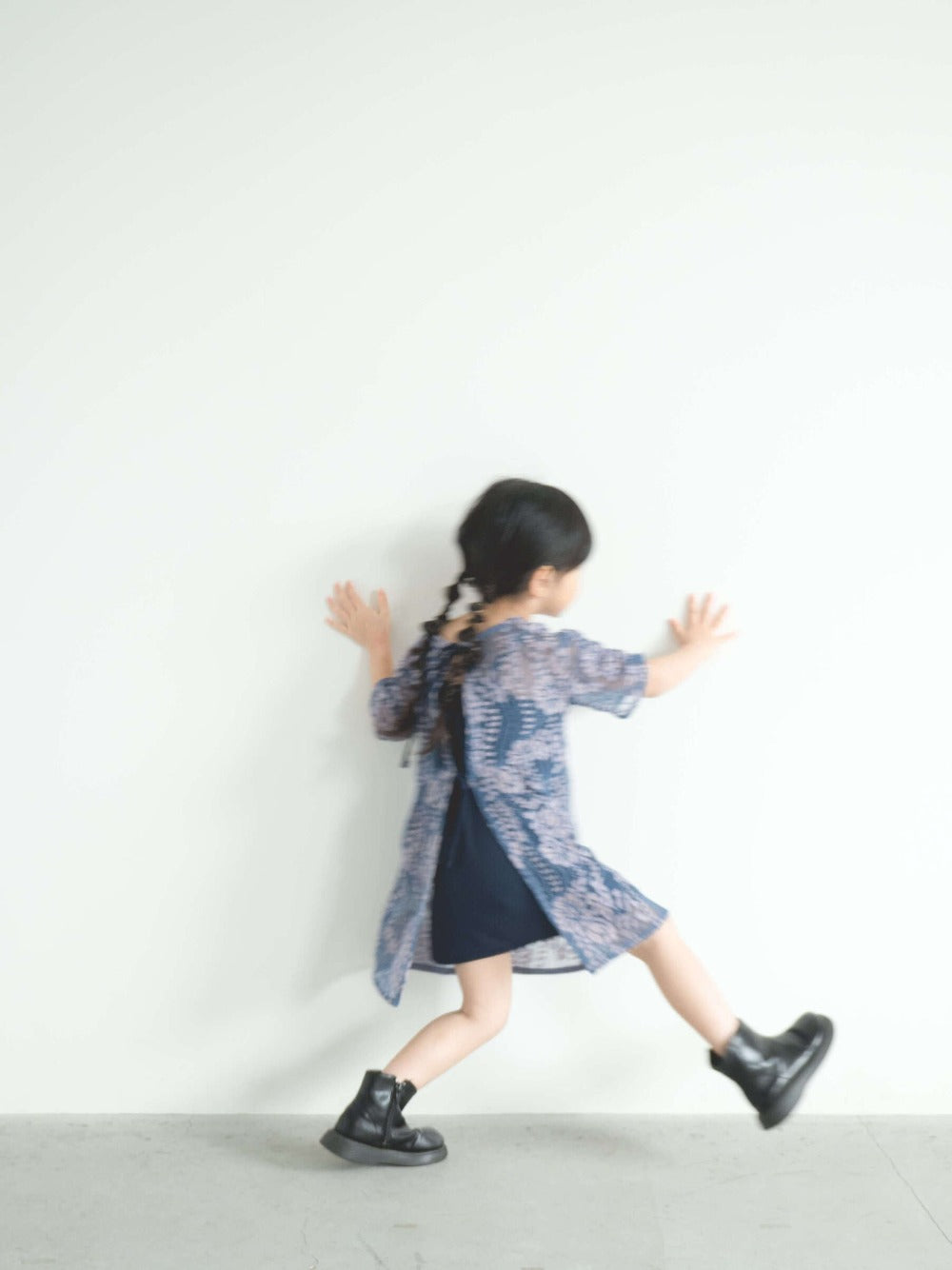 kaene (KIDS) 配色レースエプロンワンピース / 700008|モデル 103cm 体重14kg (4歳9ヶ月)着用サイズM