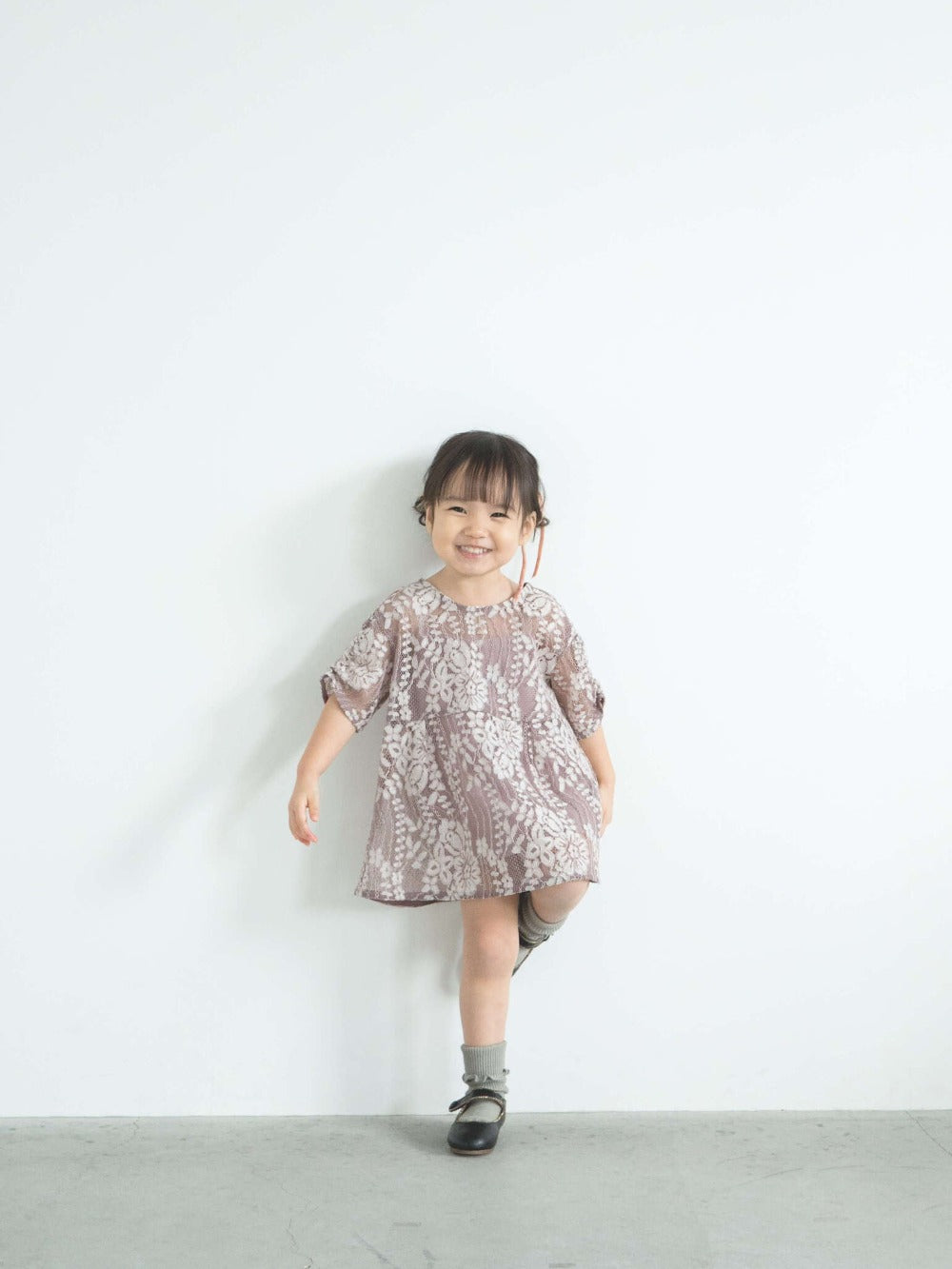 kaene (KIDS) 配色レースエプロンワンピース / 700008|モデル 83cm 10kg (2歳11ヶ月)着用サイズS