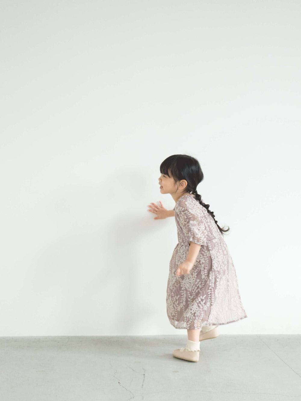 kaene (KIDS) 配色レースエプロンワンピース / 700008|モデル103cm 14kg (4歳9ヶ月)着用サイズL
