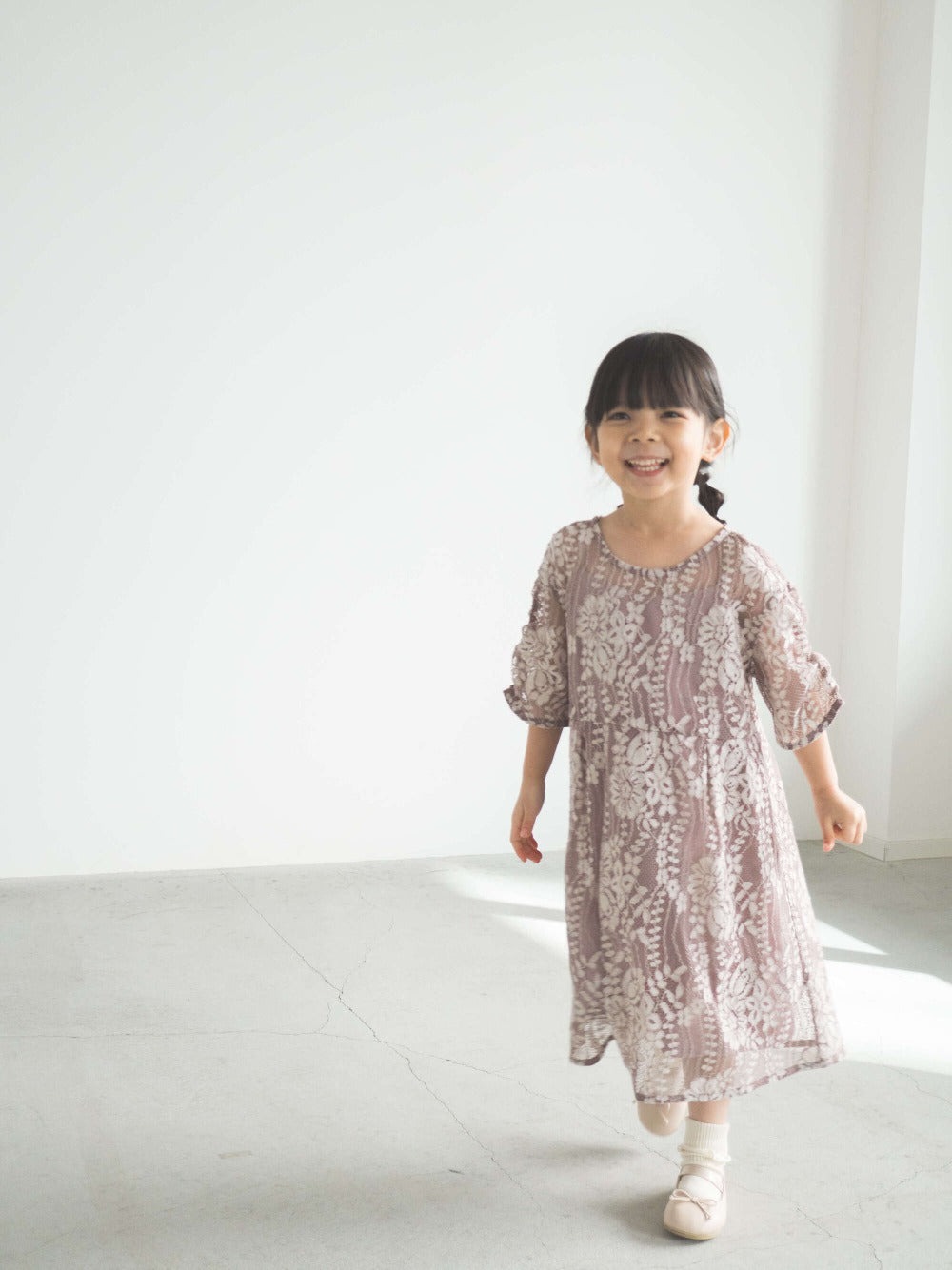 kaene (KIDS) 配色レースエプロンワンピース / 700008|モデル103cm 14kg (4歳9ヶ月)着用サイズL