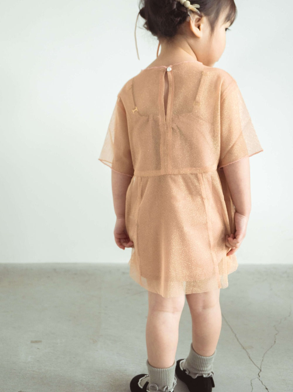 kaene (KIDS) ラメチュールメロウワンピース / 700009|モデル83cm 10kg (2歳11ヶ月)着用サイズS